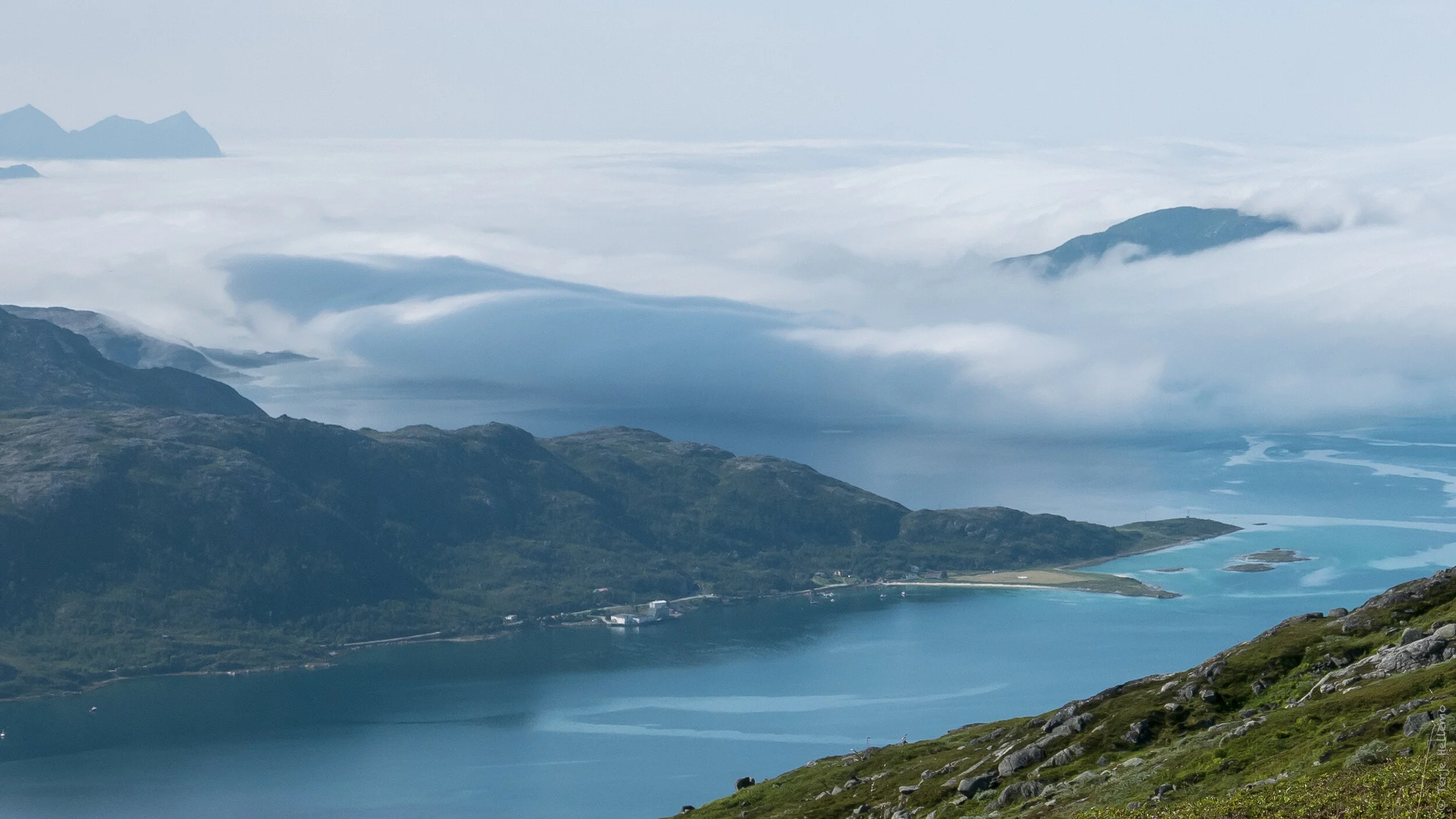 På vei ned ser vi han kjem med meir skodde.