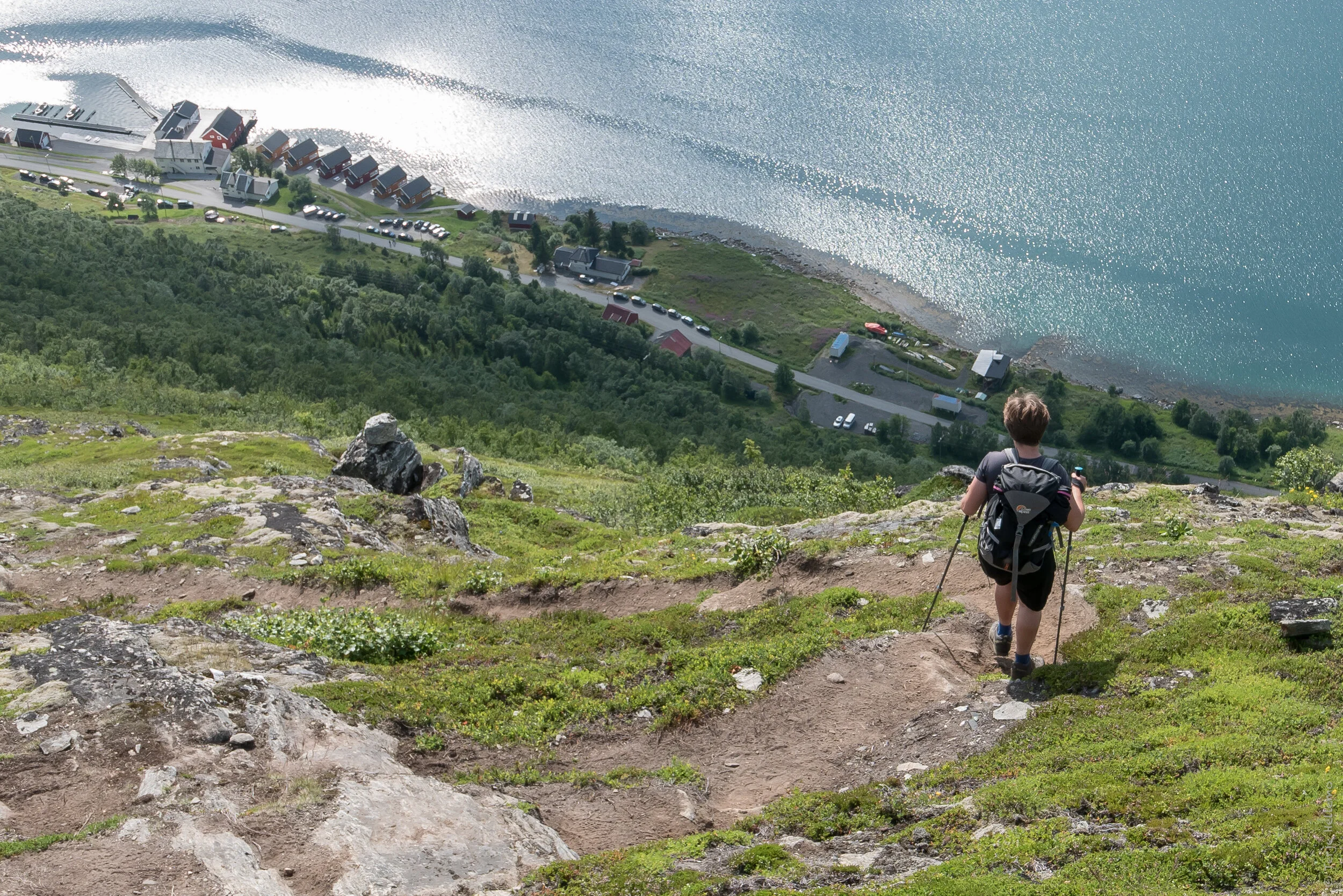 På vei ned.  Ingeborg passerer turens luftigste punkt. Flott at det er god sti å gå  på når man skal 400 meter ned på såpass lita strekning.