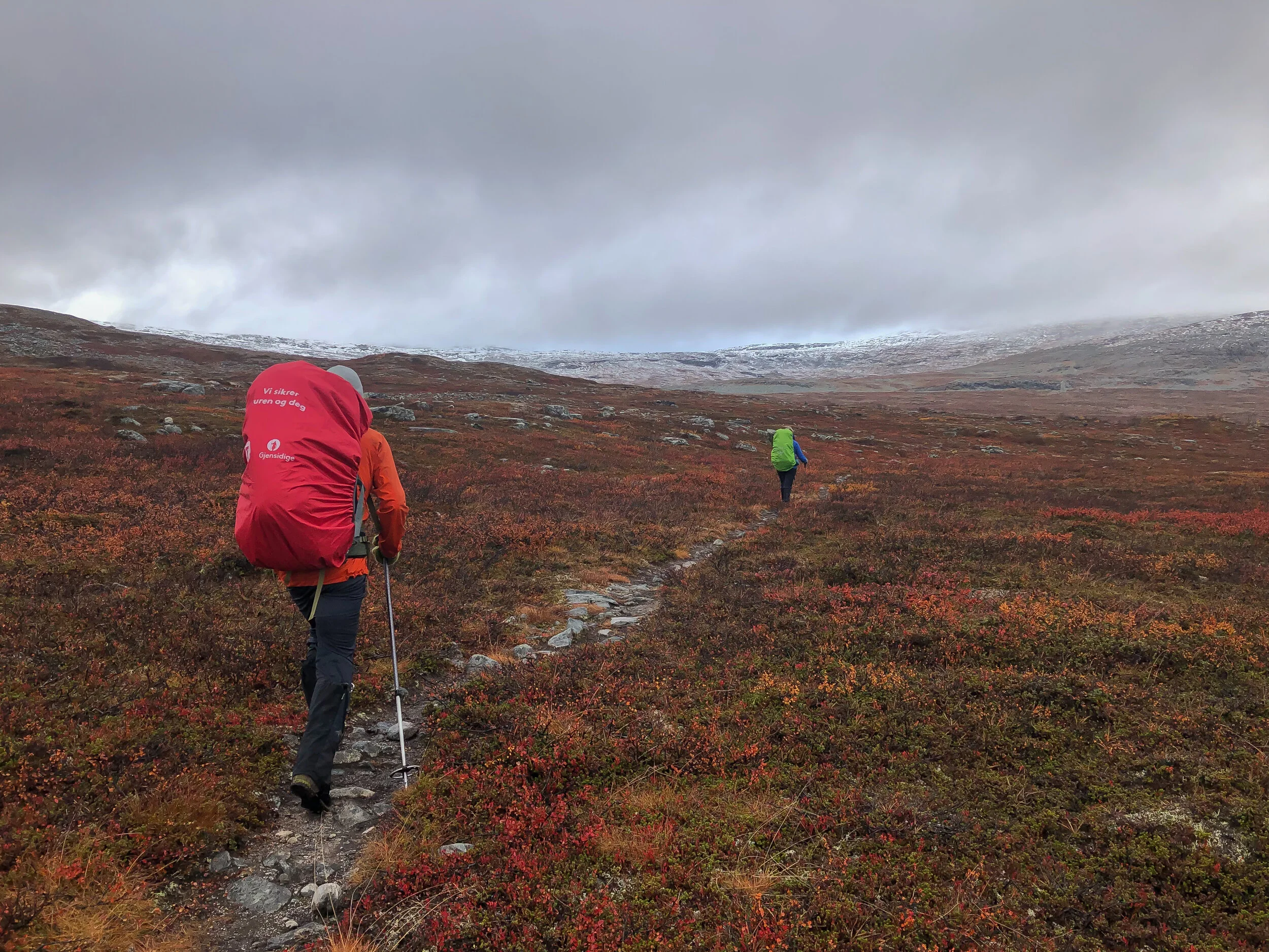 Et par kilometer å gå innover på flatt terreng før vi passerer elva Bossojohka og starter stigningen opp i fjellet. Perfekte forhold for høsttur!