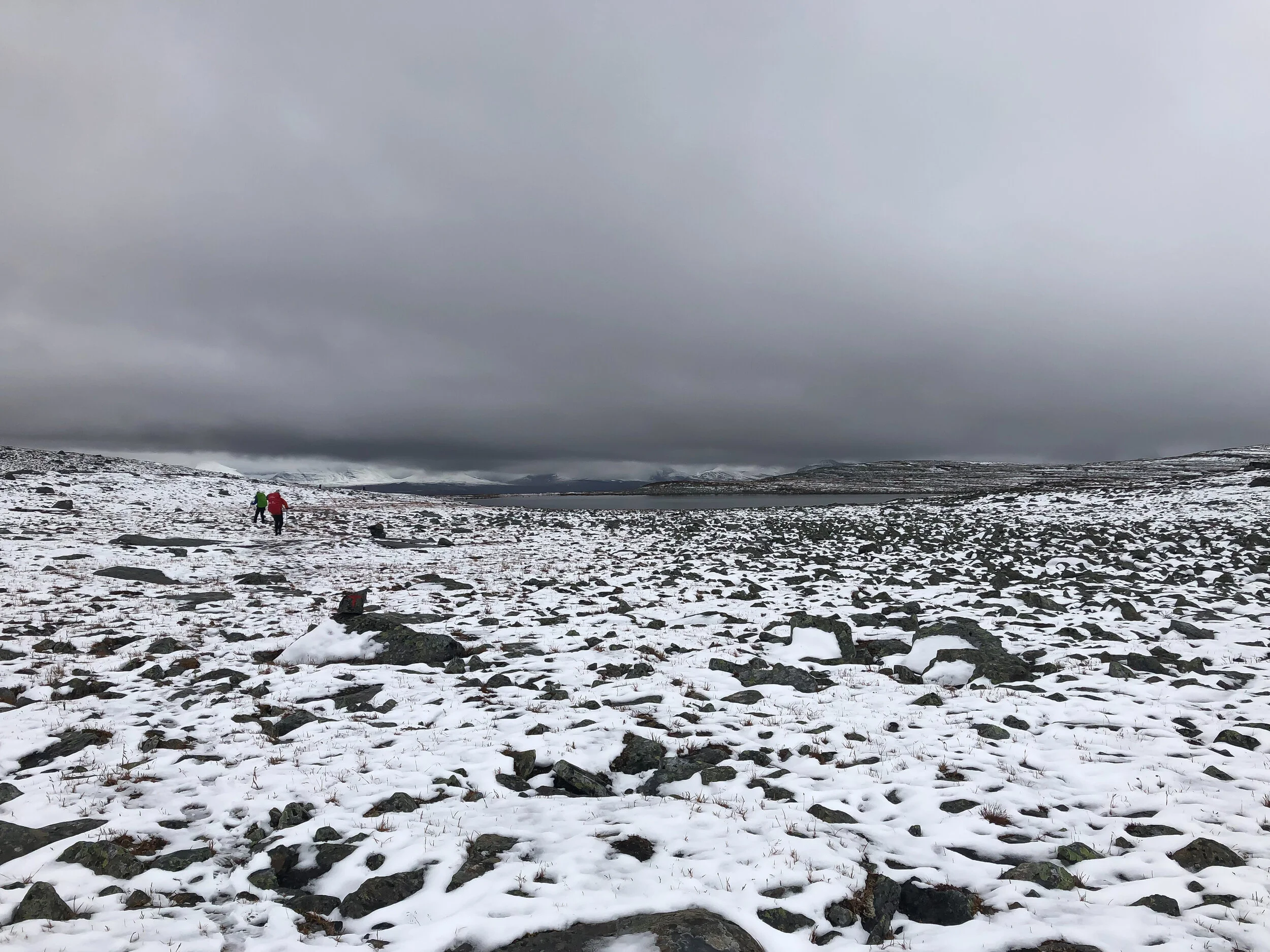 Golddaláhku. Láhku betyr “vidstrakt senkning på høyfjellet”