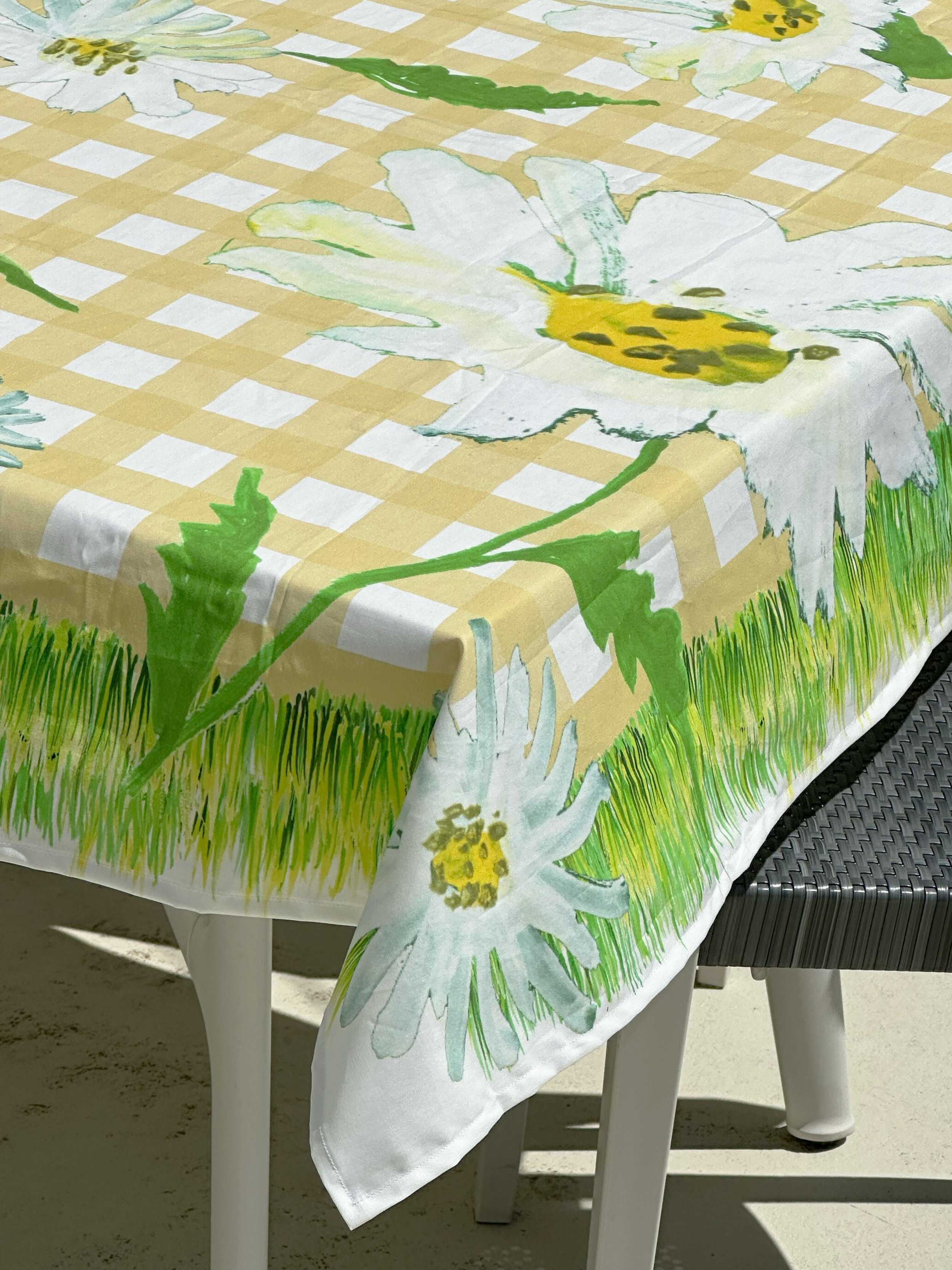 daisy tablecloth corner d7.jpg