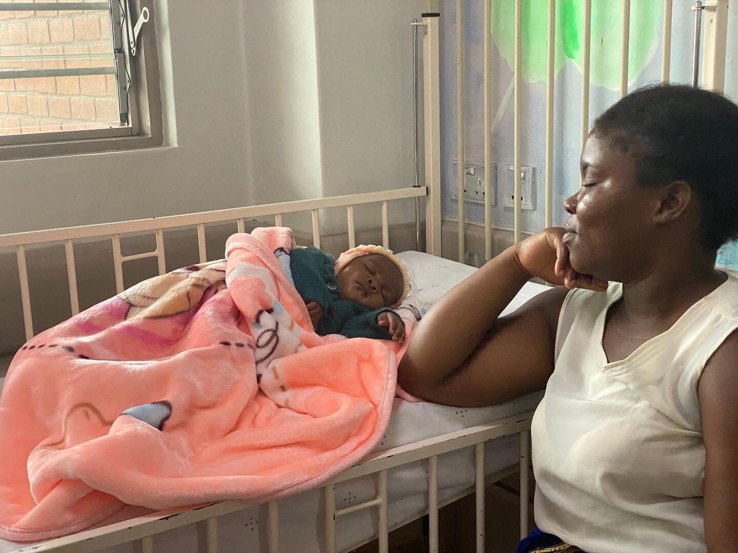 A precious moment that we captured from our latest visit to the #MercyJamesCentre in Blantyre. 🥰