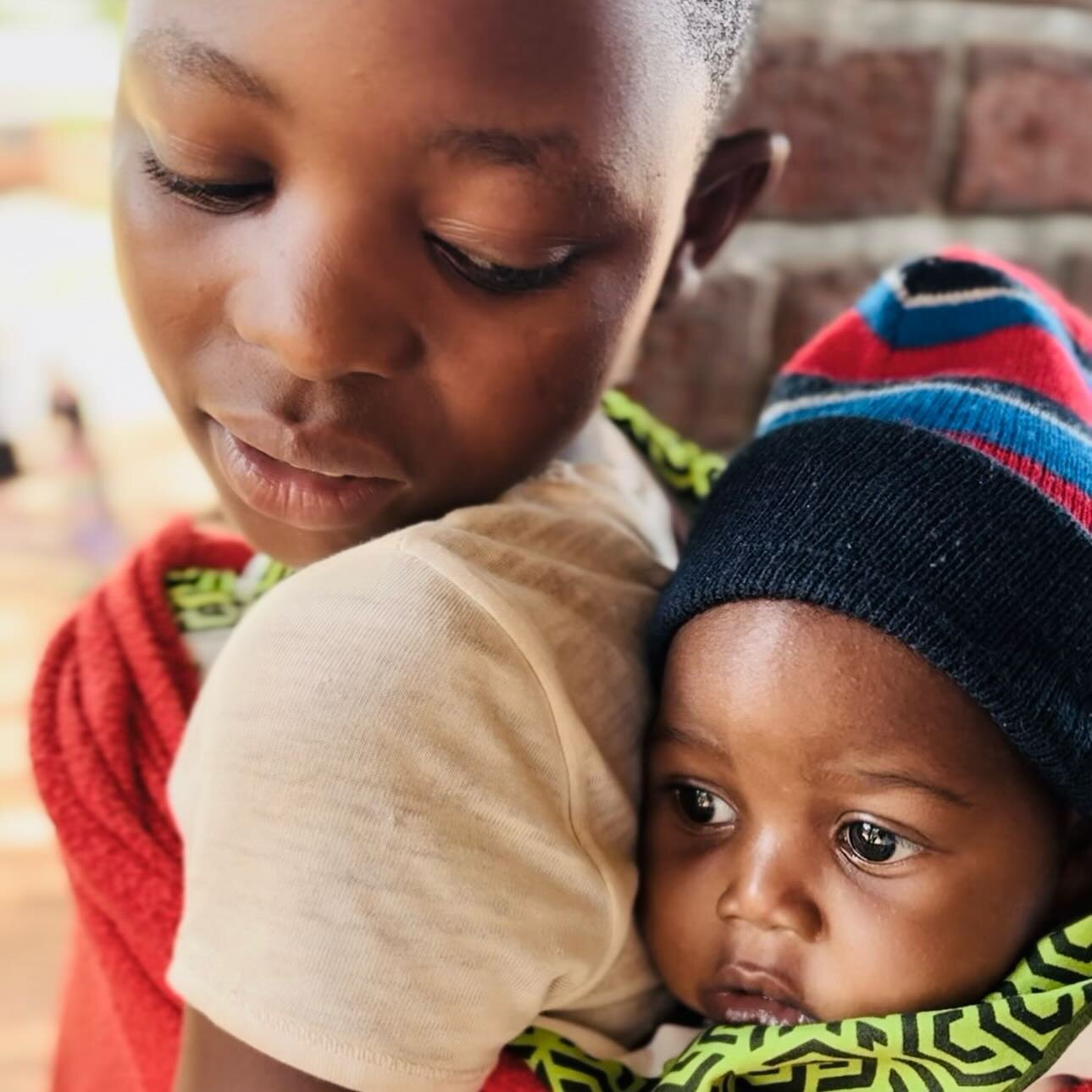 Join together all of our hearts as one&hellip;Let us unite, to build up Malawi&hellip;With our love, passion, and loyalty&hellip;Bringing our best to her. One purpose and one goal. 

Our Raising Malawi team snapped this special moment in time on our 