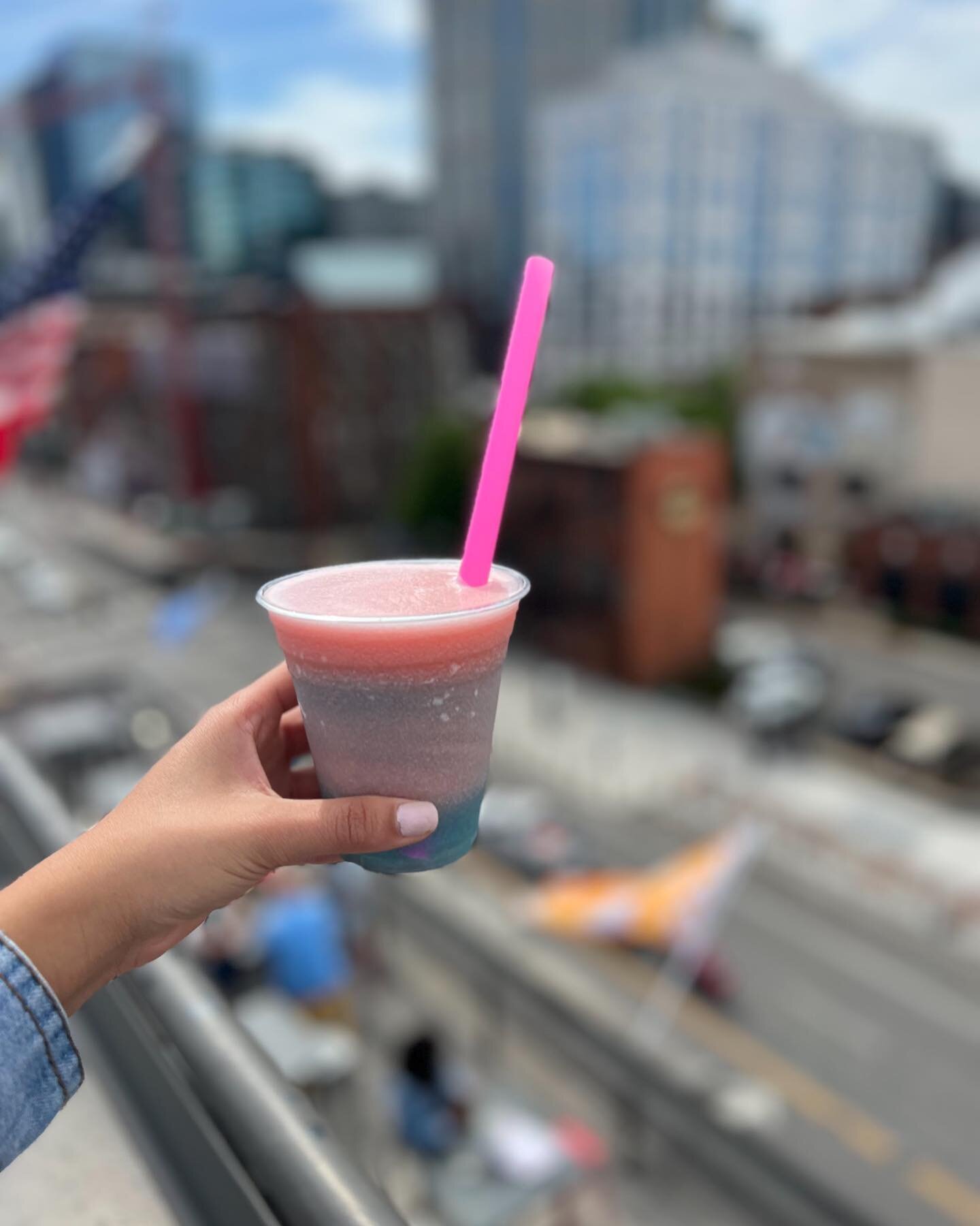 It's a beautiful day in Music City, time to soak up the sun on Nashville's ONLY double decker rooftop open all day ☀️ Enjoy one of our Ole Smoky frozen cocktails, for the perfect spring day!✨