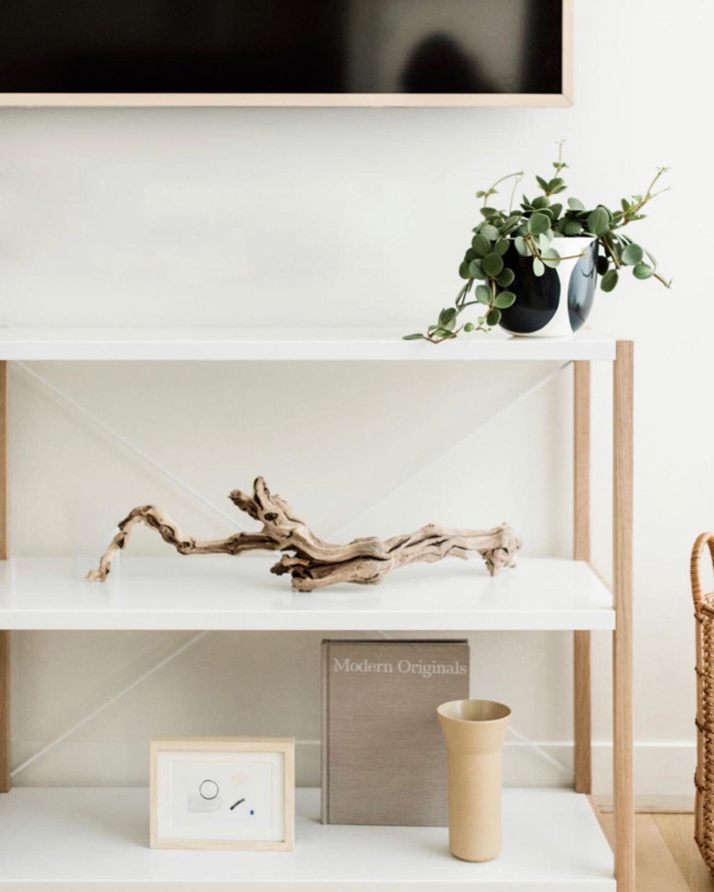 Not all #shelfies are equal ▫️▫️

Styling shelves can be tough▫️ Keeping it simple but precisely layering materials + objects works wonders ▫️Less can definitely be more!

We recommend thinking outside of the box &amp; mixing new items with personal 