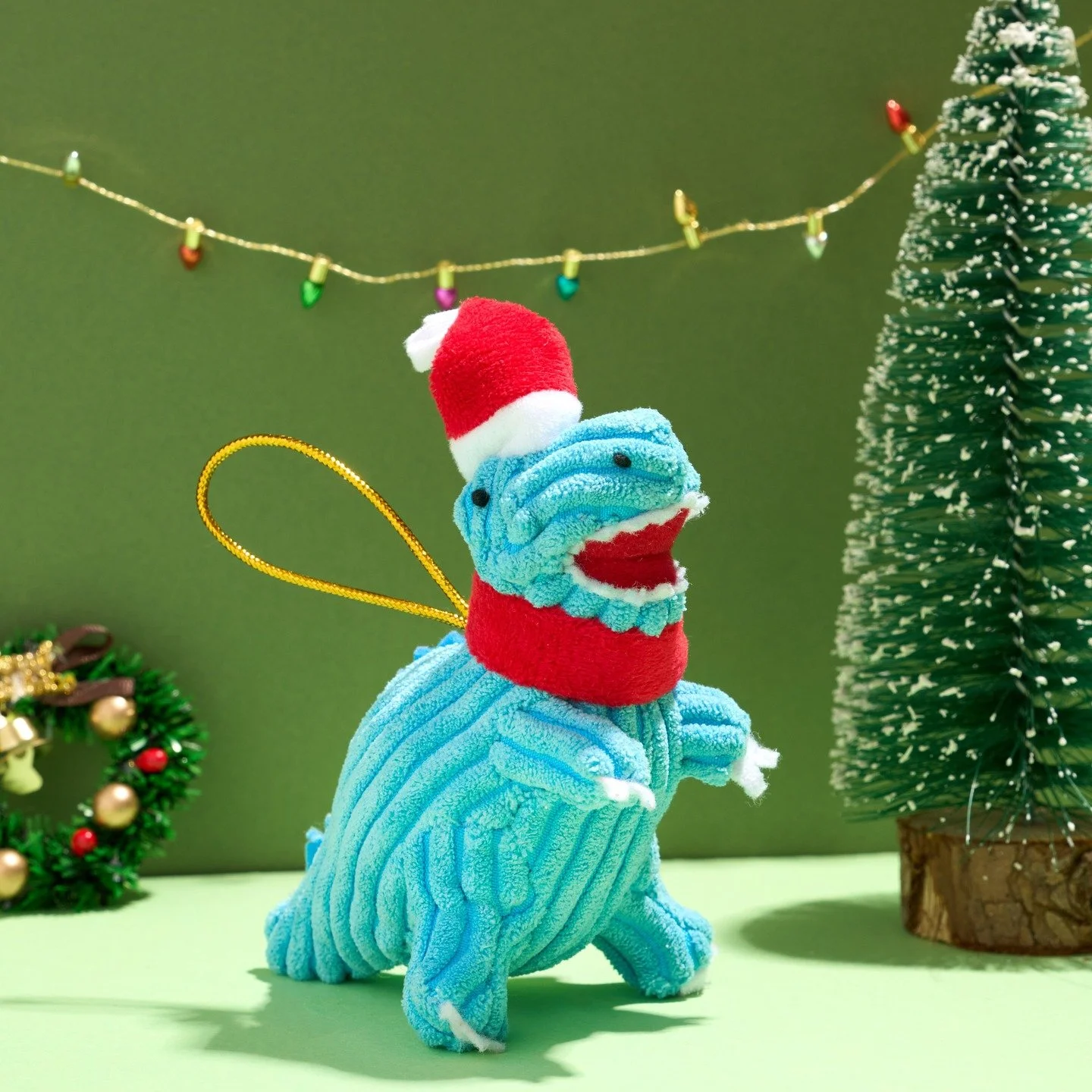 May your pictures be merry, bright, and guarded by a tiny Santa-saurus. 🎅🦖

Knitted dinosaurs might just be my favourite Christmas decorations ever 🦖🎄

These adorable ornaments were shot for @bestyearsltd, and I absolutely loved working on them. 