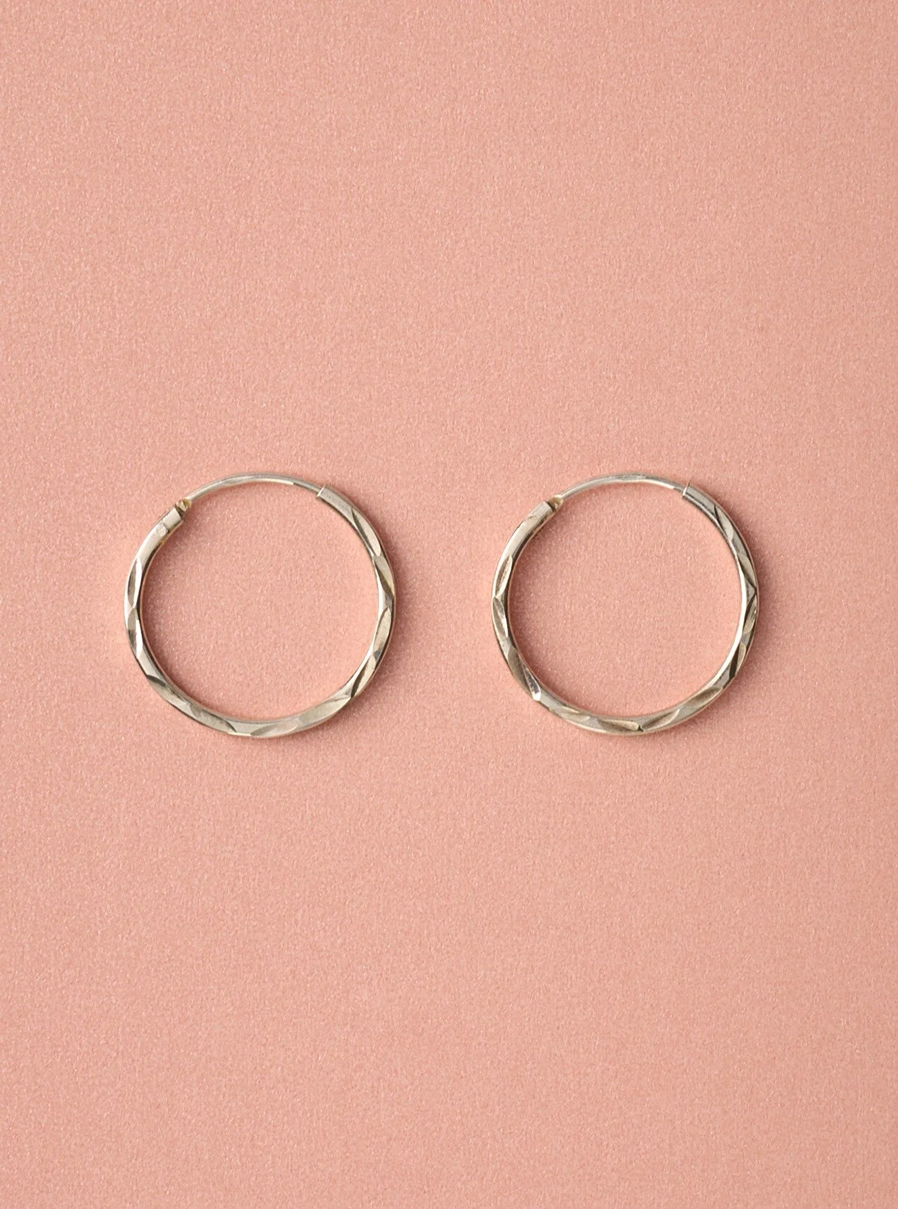 Same light. Same setup. All the details ✨

Jewellery content made to work hard across platforms.

Let&rsquo;s talk content. 🌻 

#ProductPhotography #JewelleryPhotography #creativestudio #brandimagery