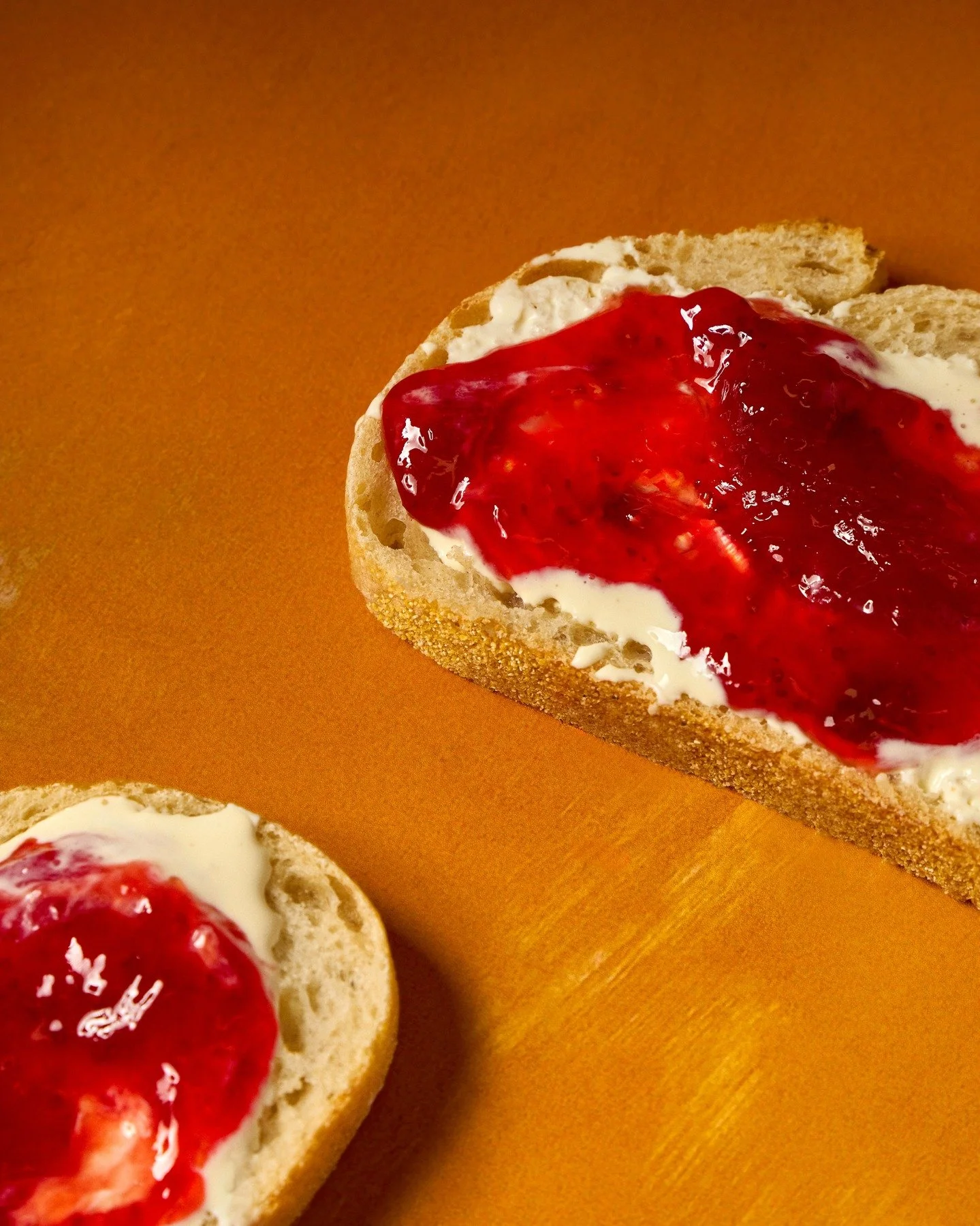 Just jamming 🍓

A little project with cream and jam on sourdough, deliciously bought from @marksandspencerfood 

Shot on @clubbackdrops 

If you&rsquo;re keen to spread more personality into your visuals, let&rsquo;s jam.

#productphotographer #food