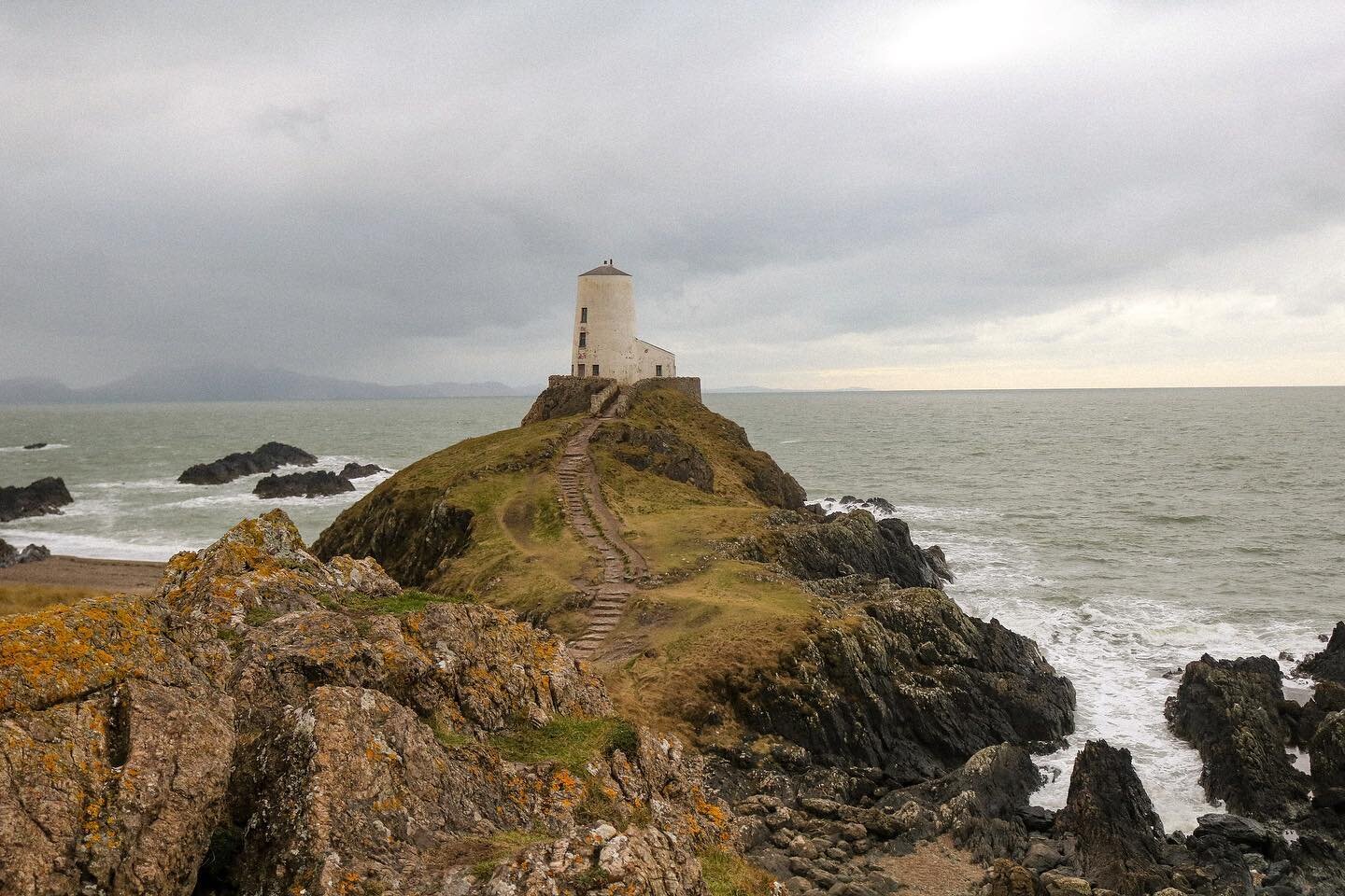 An afternoon coastal walk in Anglesey, Wales to see the Twr Mawr Lighthouse amidst the dramatic landscape 🤍