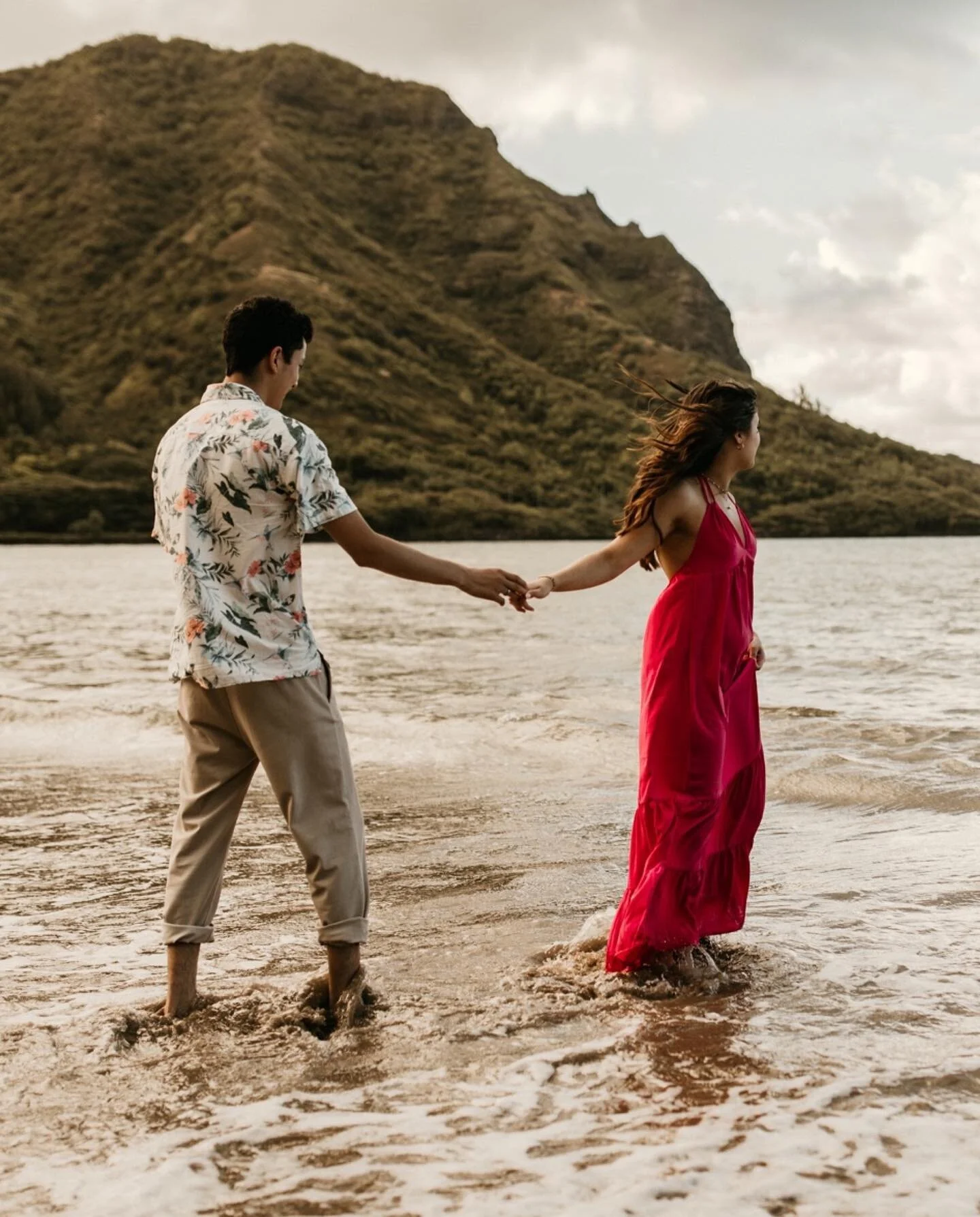 would you believe me if I told you I had 3 sessions in a row where my clients wore the color pink🤯🩷 LOL def not complaining tho, I love it!!😂👏🏼
this session was so much fun with E + J, look at how cute they are together!!🤩🫶🏼 
#oahu #hawaii