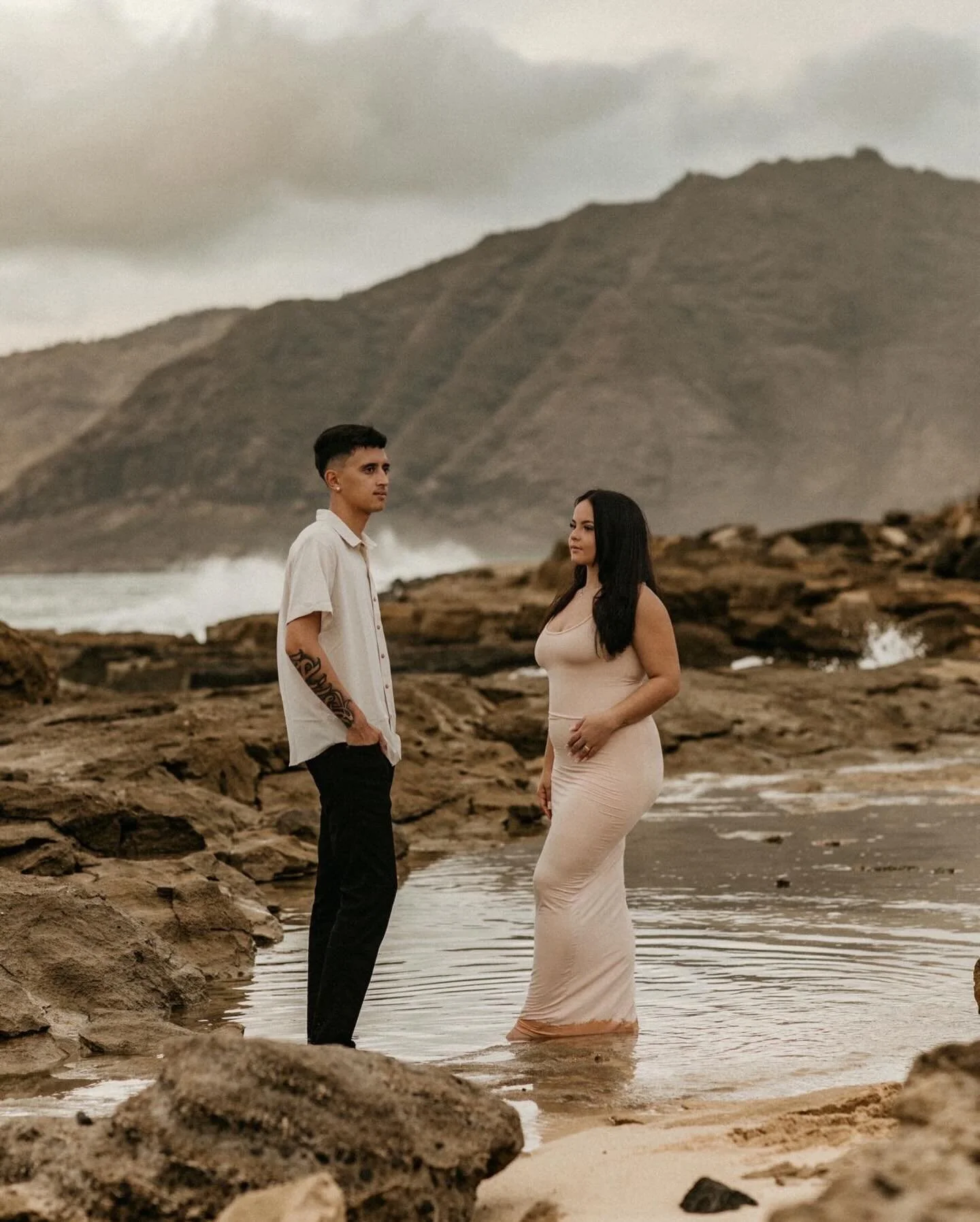those little moments in between are my absolute fav🤍 tried something a lil different while editing this session and i love the results!🤩🫶🏼
#oahu #hawaii #oahuhawaii #oahuphotographer #oahuphotography #oahucouplesphotographer #oahucouplesphotogra