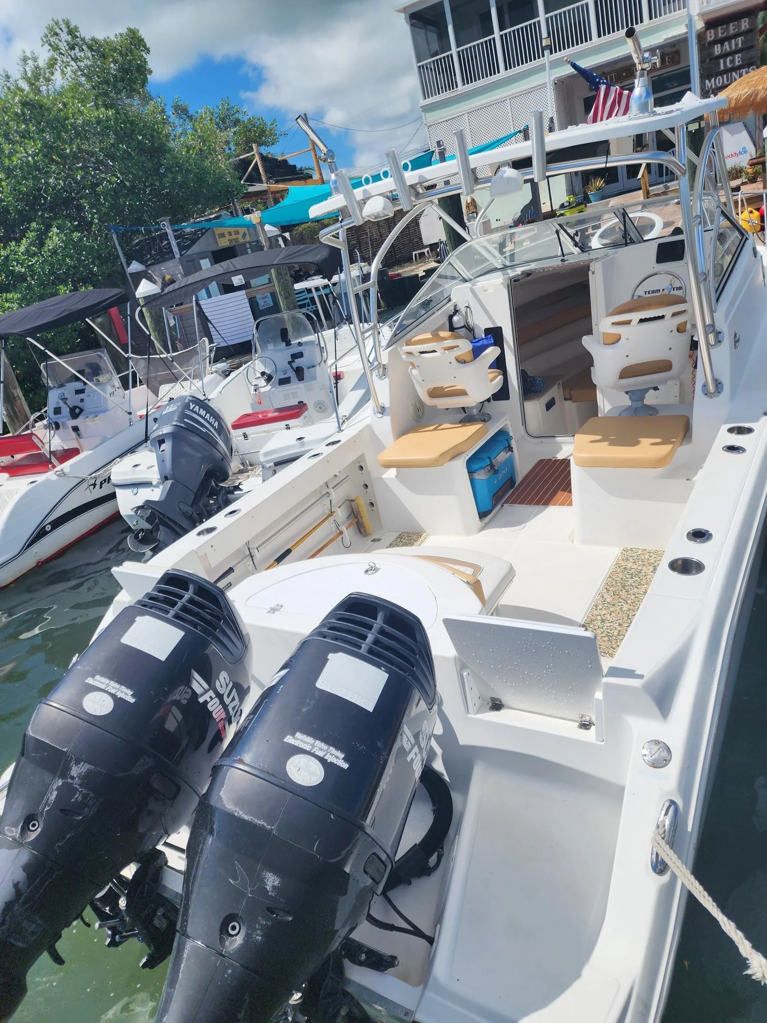 25’6 SEAFOX (WALK AROUND /TWIN ENGINE) — COCO'S BOAT RENTALS MARATHON FLORIDA