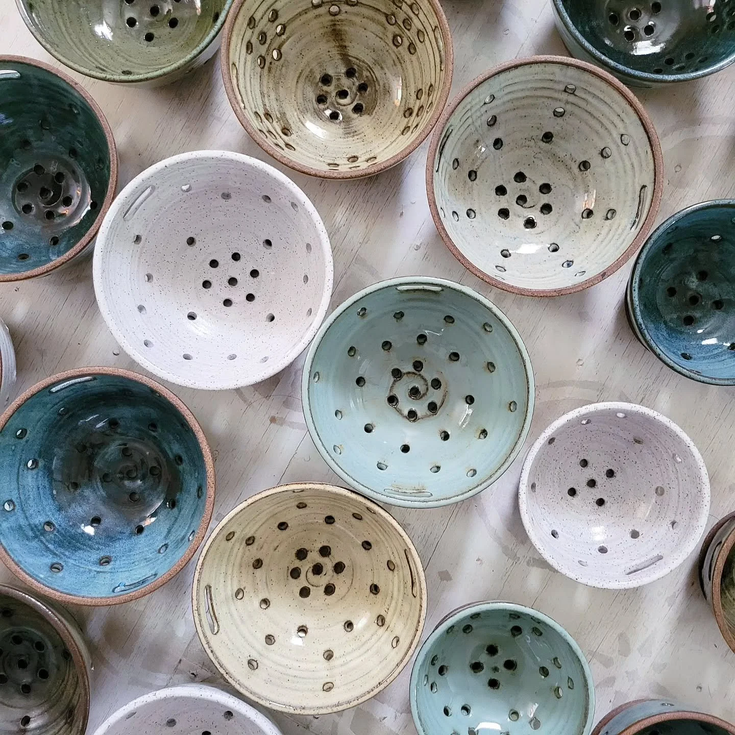 Pint &amp; Quart size Berry Bowls headed off to @sweetrootsvt today!🫐🫐🫐

#berrybowl #pottery #handmadepottery #charlottevt #vermont #vermontmade #berryfarm #shelburnevt #buylocalvermont #buyhandmade #wheelthrownpottery #vtmade #vtarts