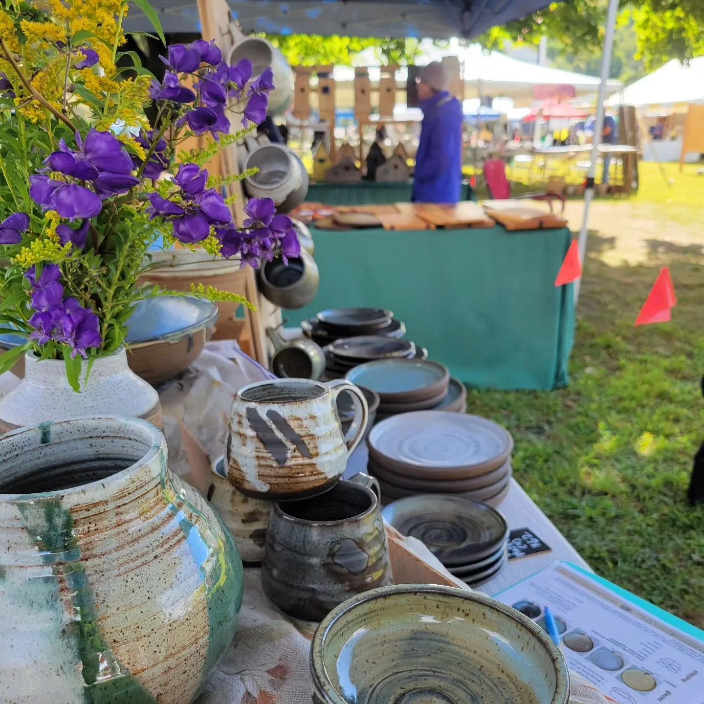 Beautiful day in Chelsea!💚 Art on the Green 10am-3pm @chelseavtarts 

#chelseavt #chelseavermont #vermont #craftfair #buylocalvermont #buyhandmade #handmadeceramics #handmadepottery #supportthearts