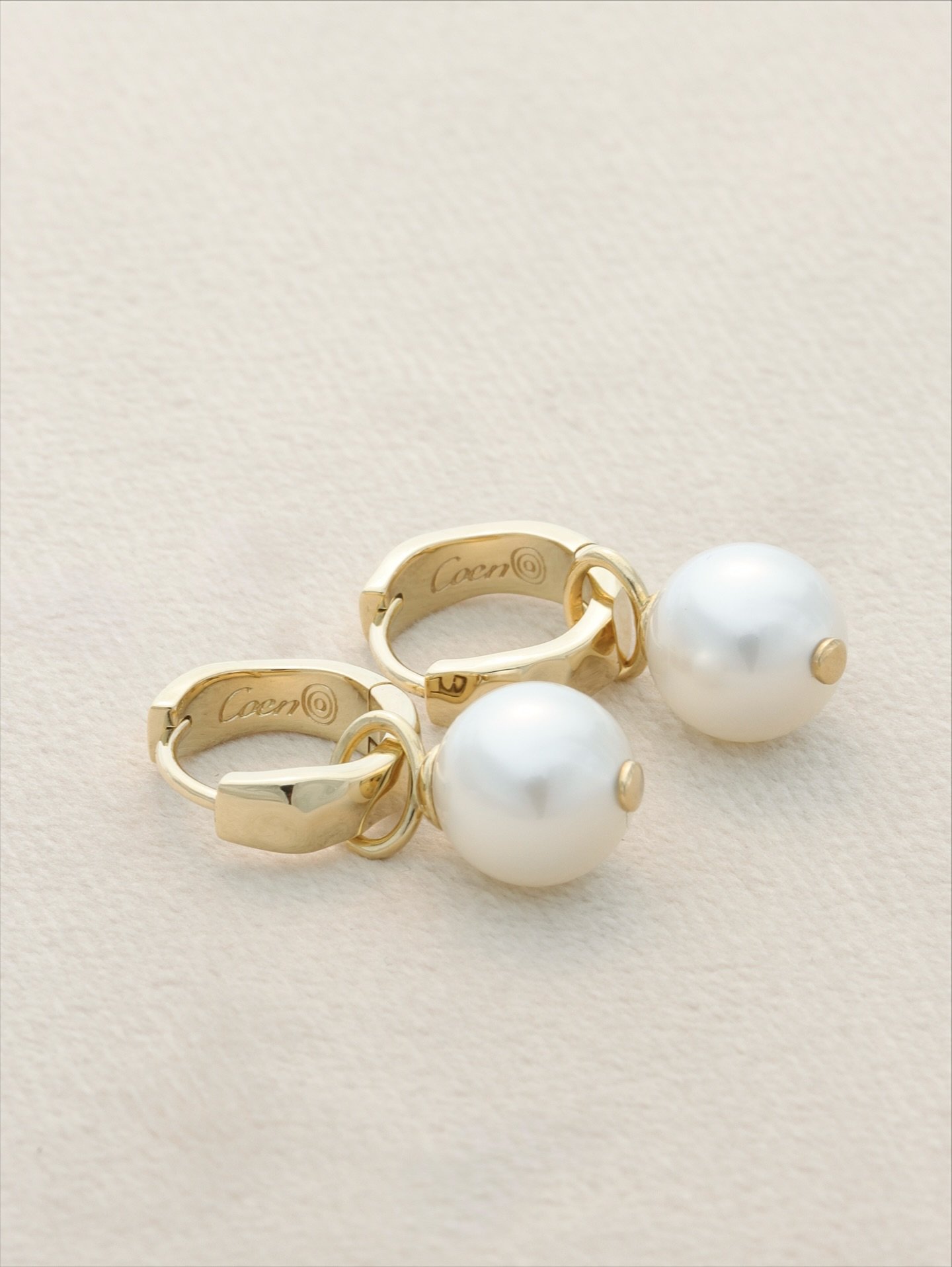 South Sea Pearl earrings 🤍

#SouthSeaPearls #luxuryearrings #PearlEarrings #PearlJewellery #ThomasCoenJewellery #IndigenousJeweller #FirstNationsJeweller #CanberraJeweller #DarwinJeweller