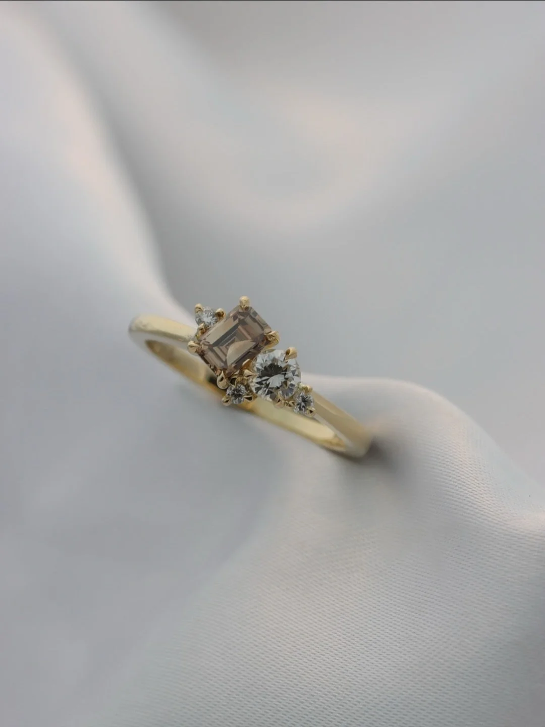 This asymmetrical cluster ring features an Argyle Chocolate Diamond, paired with a brilliant-cut white diamond and delicate accent stones.

A design that celebrates individuality, balance, and the beauty of contrast 

#ThomasCoenJewellery #UniqueEnga