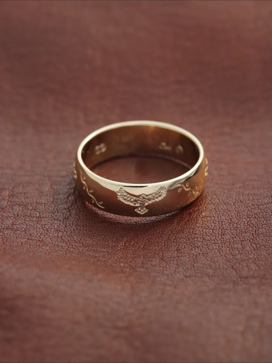 This Yellow Gold Wedding Band is engraved with sand goanna tracks, a wedge-tailed eagle, and gathering symbols. 

I love creating pieces that tell a story of love, connection, and Country 🦅

#FirstNationsJeweller #IndigenousJeweller #AboriginalJewel