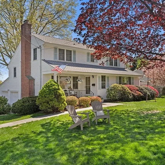 UNDER CONTRACT | 33 Village Drive, New Canaan