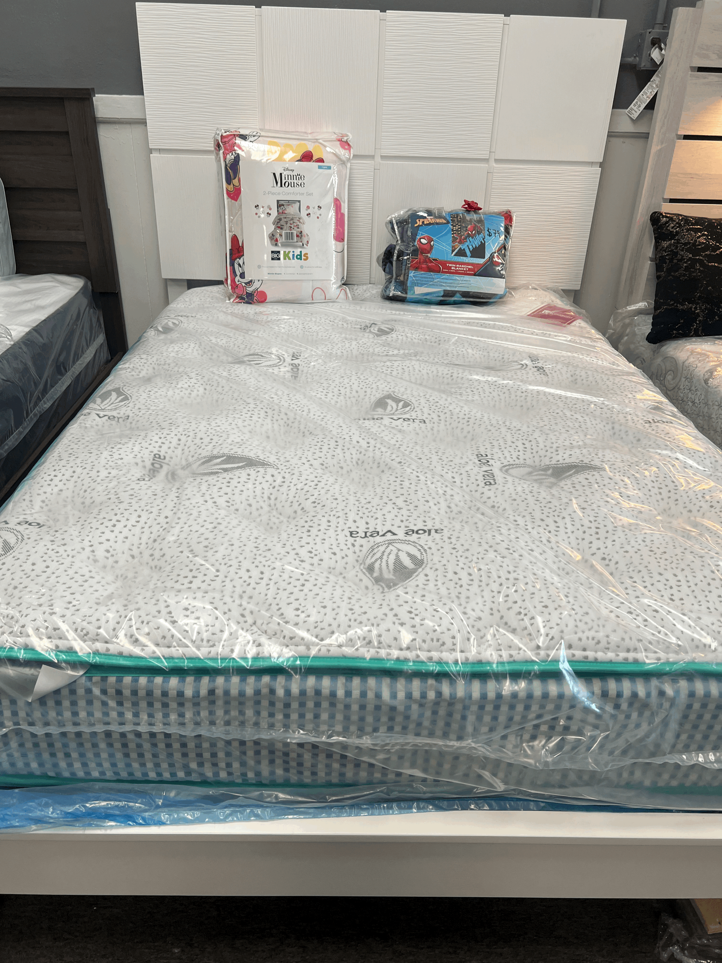 FULL BED WITH MATTRESS DISPLAY