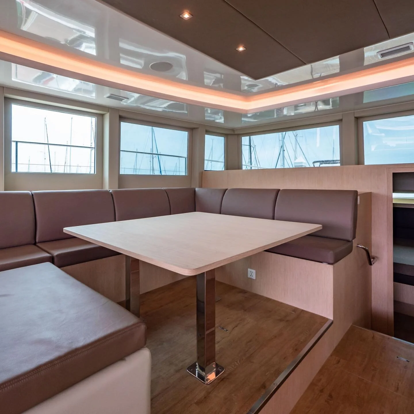 Here are the very first interior shots from the newly completed Silent 60 by @silent_yachts_headquarters 

@electricyachting 

#solar #yacht #silentyacht #silent60 #electricboat #offgrid #design