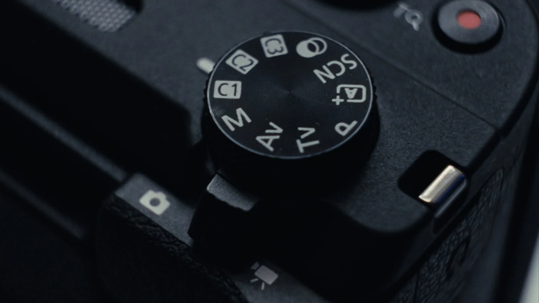 macro shot of mode dial on canon powershot v1