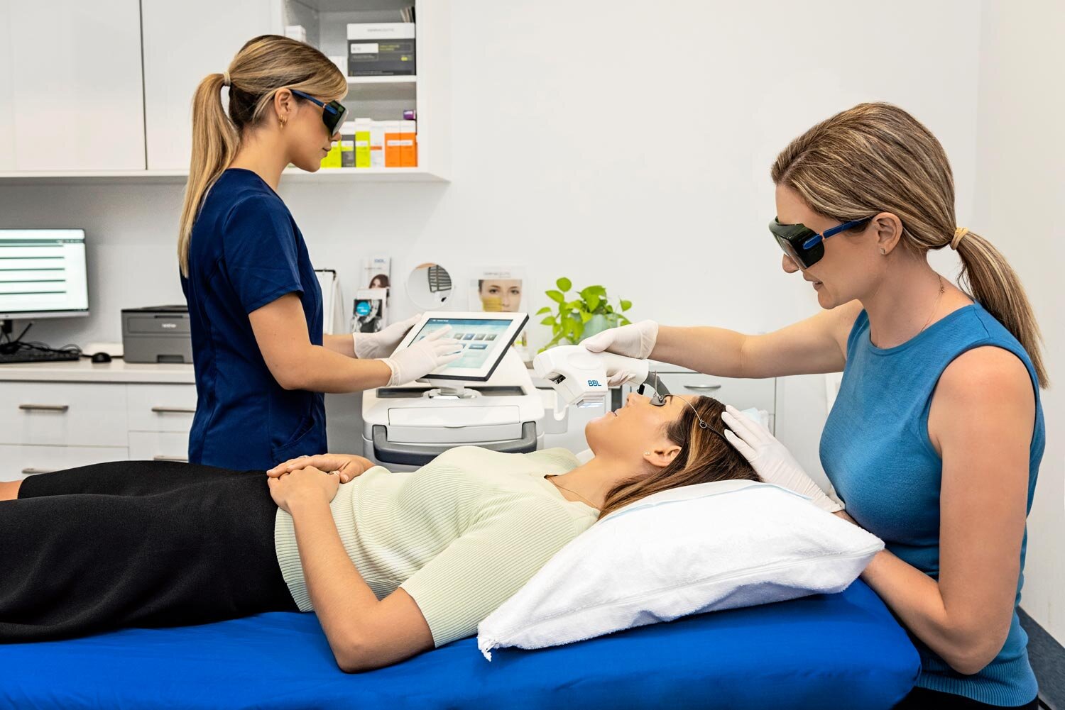 Dr Davidson treating a patient with Sciton BBL at Gold Coast Dermatology Clinic.