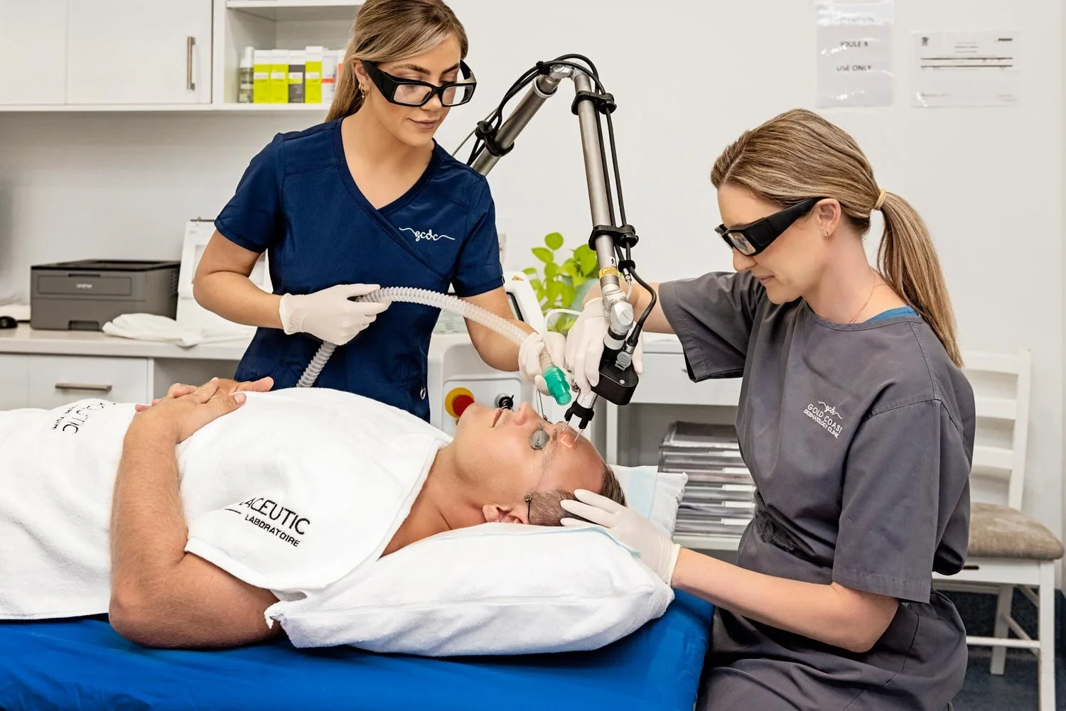 Dr Davidson treating a patient with CO2 Fractional laser therapy at Gold Coast Dermatology Clinic