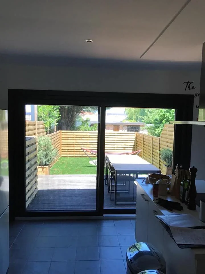 Pvc gayko hefschuifdeur in jet black met vliegenvouwdeur.jpg