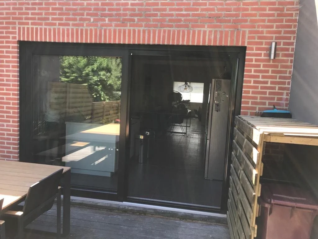 Pvc gayko hefschuifdeur in jet black met vliegenvouwdeur3.jpg