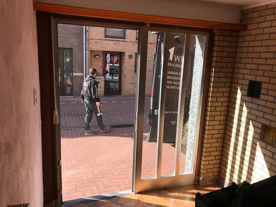 Pvc gayko inkomdeur. Wereld van verschil3.jpg