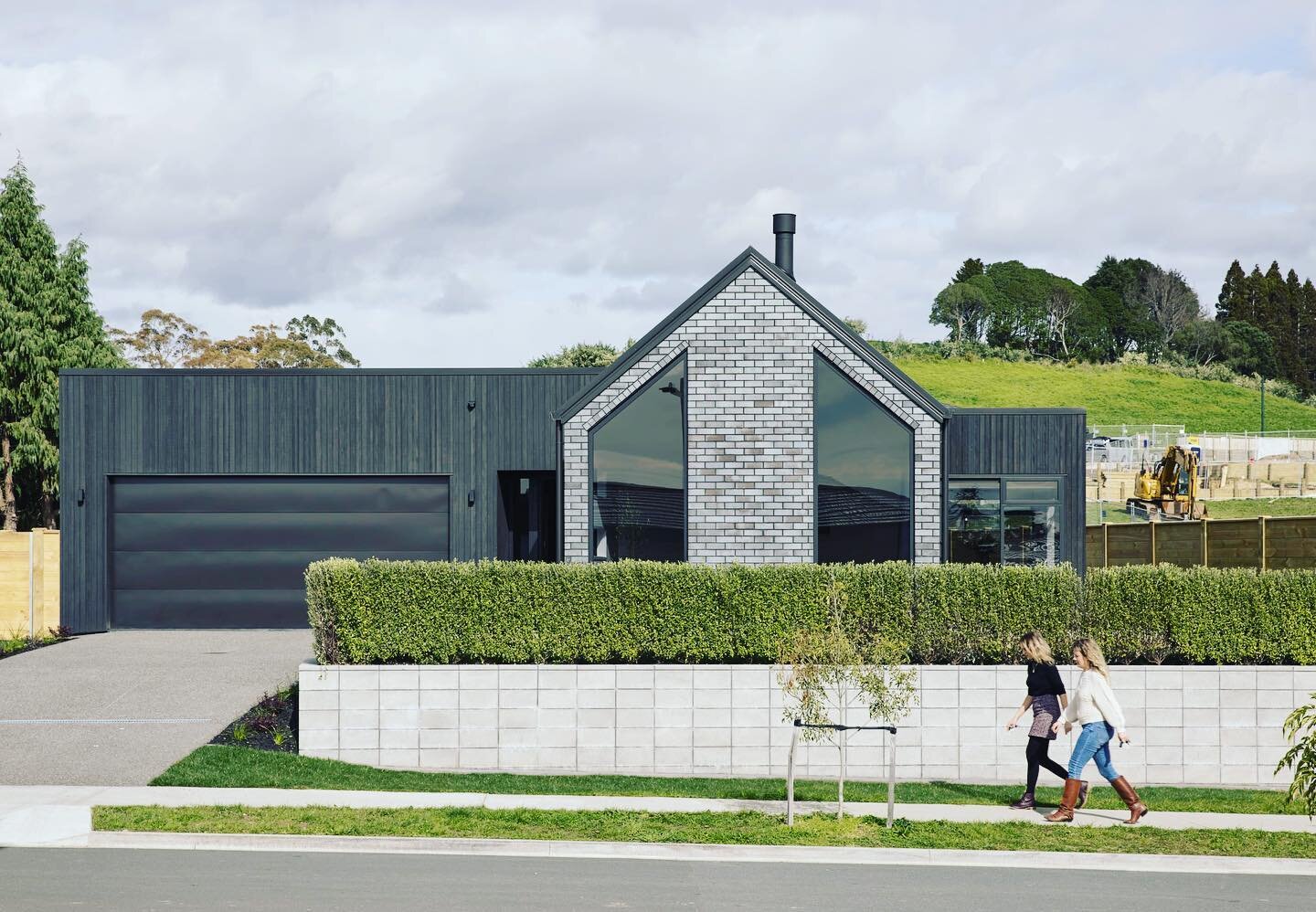 Show home love 🤍🖤

Bricks: Azul @thebrickerynz 
Timber cladding: Abodo in Ebony @abodowood

📷 @aaphotographynz