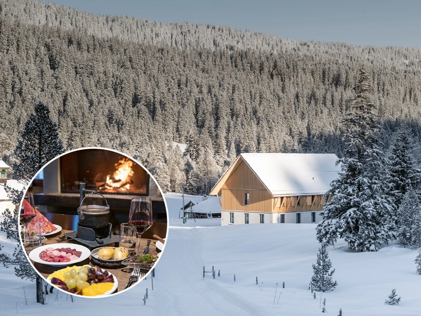 Menschen, die an einem Holztisch Wein trinken und ein Fondue in einem Topf auf einem Raclette-Gerät genießen, mit verschiedenen Tellern und Bechern auf dem Tisch.