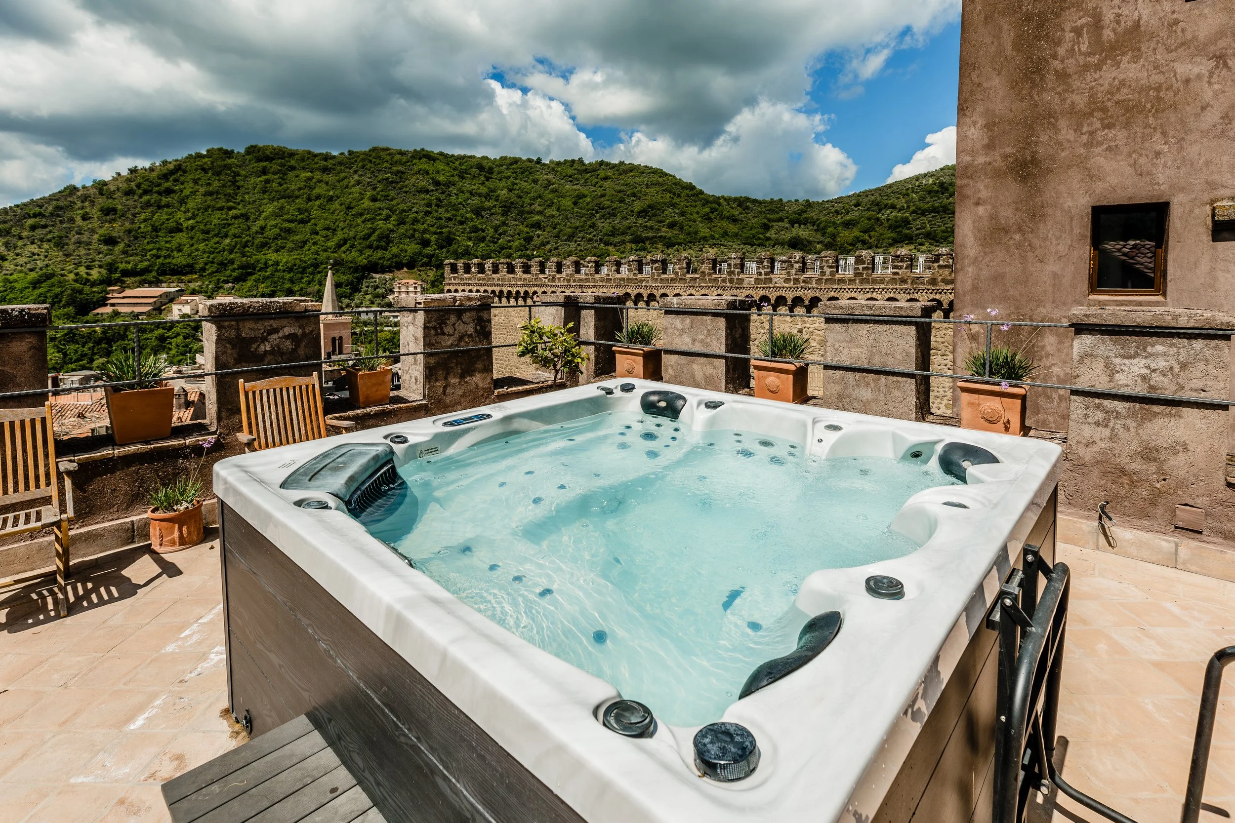 BRA - Website - Amenities - Jacuzzi Daybeds - 3.jpg