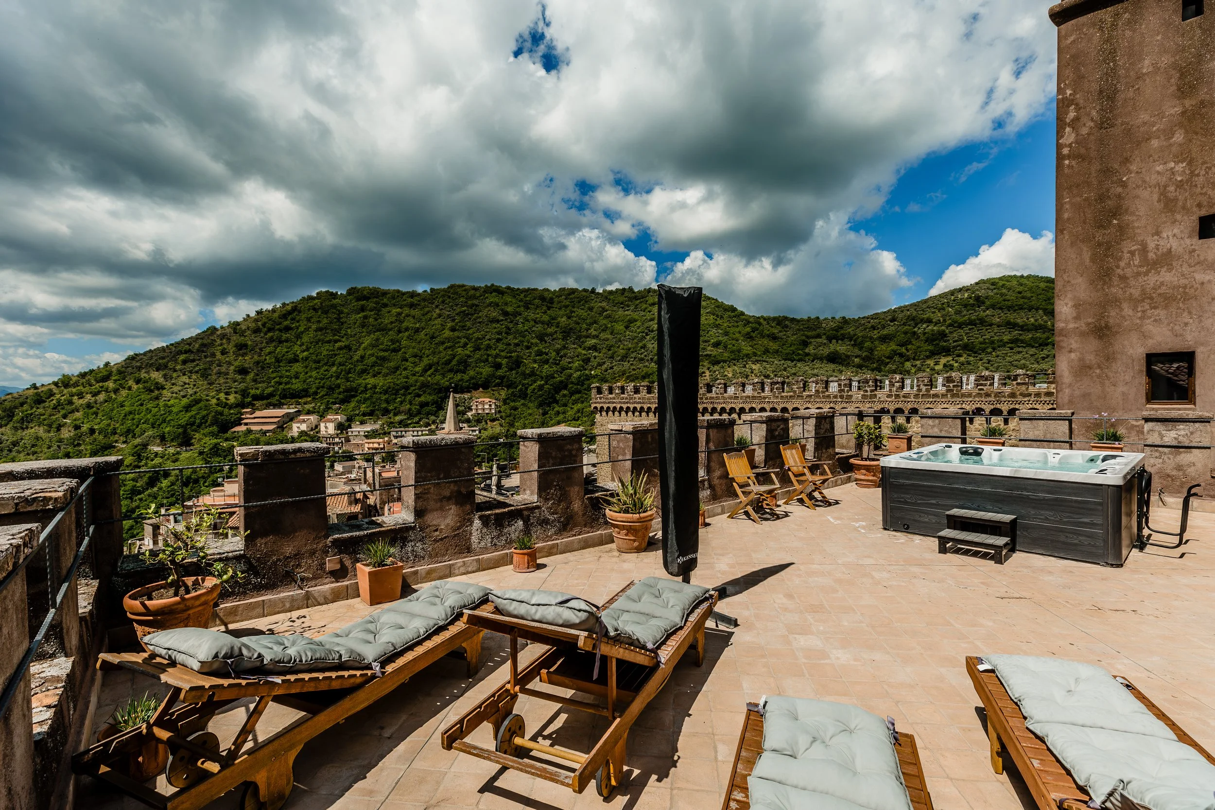 BRA - Website - Amenities - Jacuzzi Daybeds - 5.jpg