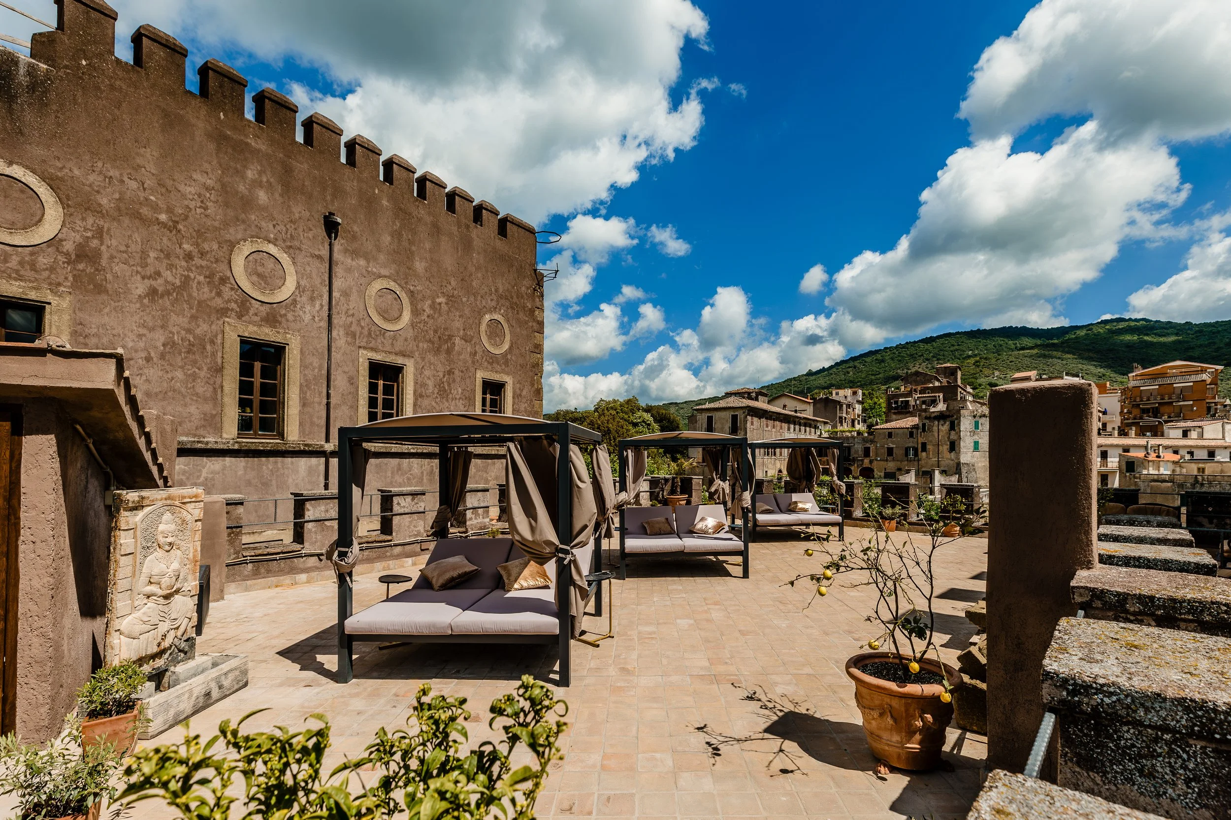 BRA - Website - Amenities - Jacuzzi Daybeds - 2.jpg