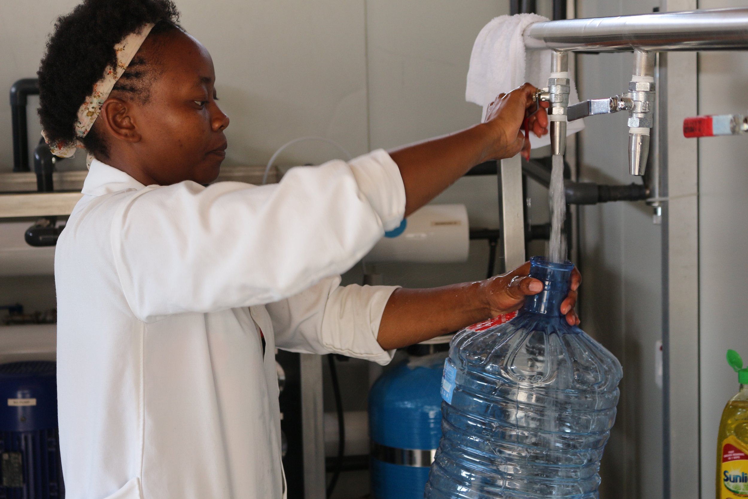 Jane filling 20l bottle at Kitengela WaterKiosk in South of Nairobi.JPG