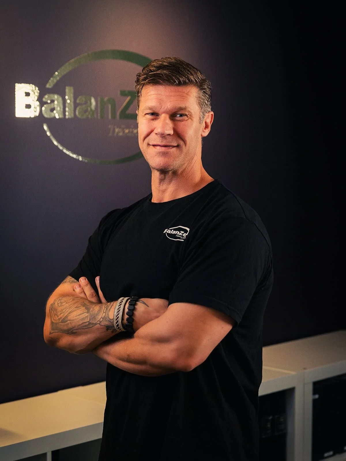 Möt Magnus Kemppi – personlig tränare på BalanZe 💪✨
När du tränar med Magnus är du alltid i fokus. Han coachar med 100 % engagemang för att hjälpa dig nå dina mål oavsett träningserfar