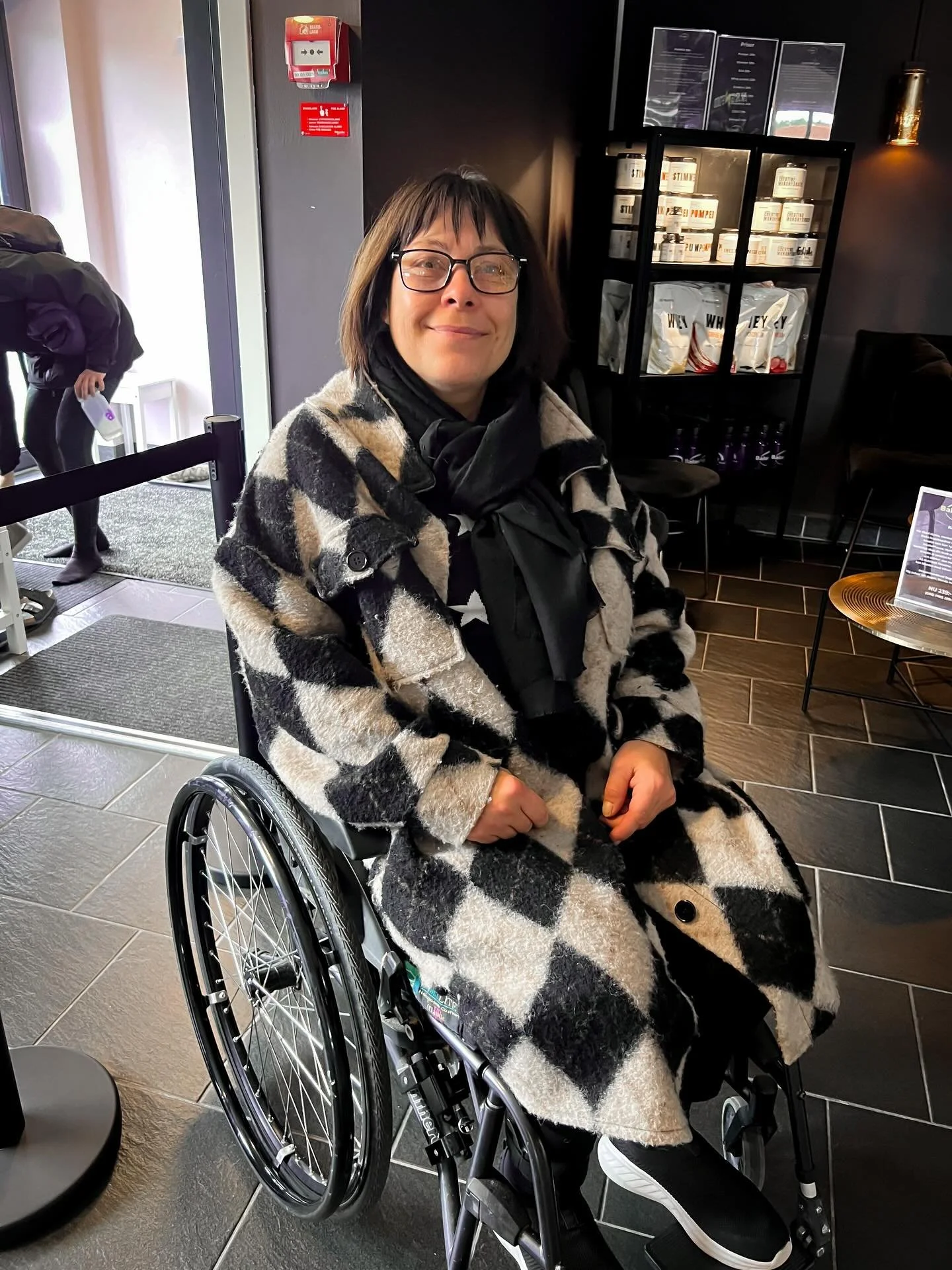 ✨ Säg hej till vår medlem Carina! ✨
Carina har precis börjat träna hos oss och sitter i rullstol något som hon ser som sin superstyrka. Vi har fått utmanas lite i våra utrymmen för att se hur vi bäst