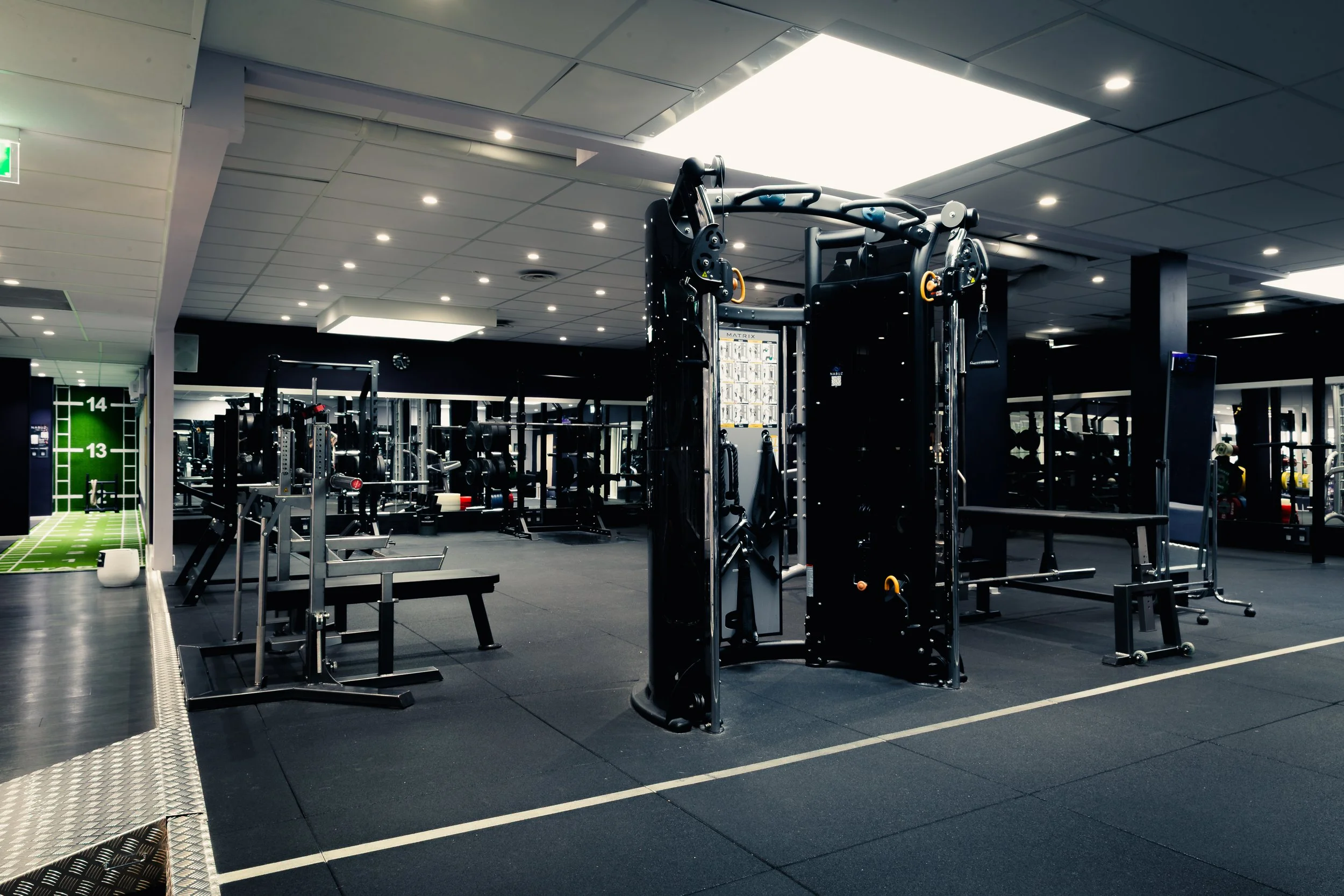 Gym med fria vikter och speglar