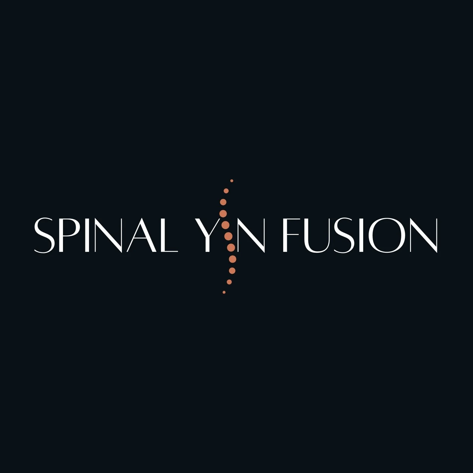 Logotyp för Spinal Y N Fusion med en stiliserad ryggrad i mitten.