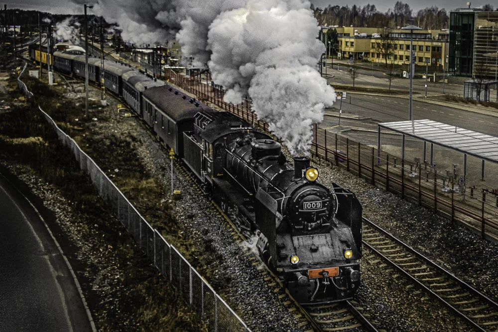 Train_leaving_station_2019_2021_edit-.jpg