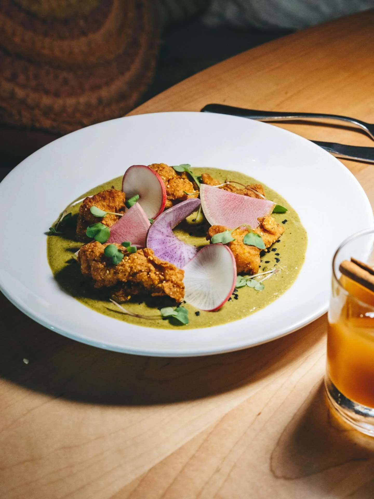 @catawbamushroompartners lion&rsquo;s mane fried until golden brown, with a spicy, rustic green mole made of chiles, lettuces, pistachios, and veggie tops&hellip; because ya know we like to use every last scrap!

𝐅𝐫𝐢𝐞𝐝 𝐌𝐮𝐬𝐡𝐫𝐨𝐨𝐦𝐬 🍄&zwj;