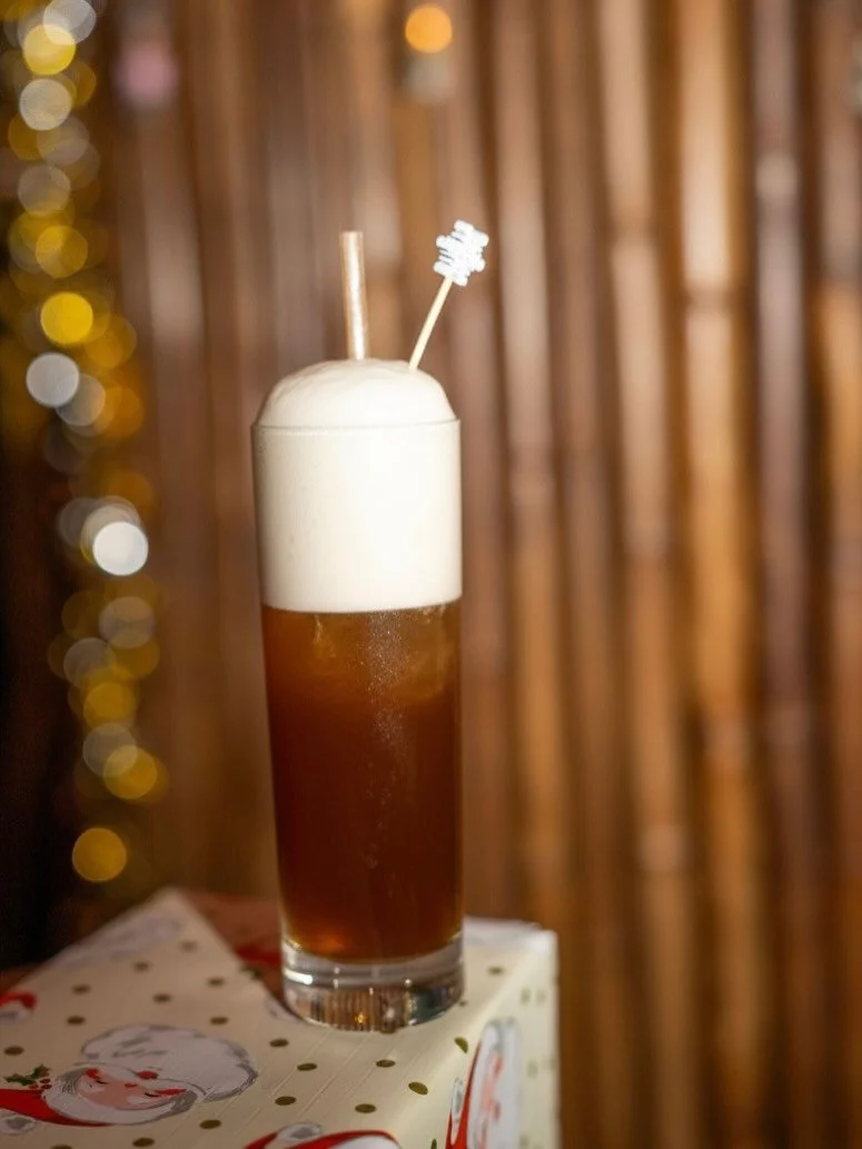 Figgy, festive, and fabulous.

𝓢𝓷𝓸𝔀𝓫𝓸𝓭𝔂&rsquo;𝓼 𝓟𝓮𝓻𝓯𝓮𝓬𝓽

Unbelievably vegan Ramos Gin Fizz featuring @murrellsrowspirits tulsi gin with amaro, caramelized fig, grapefruit, and lemon &ldquo;snowball&rdquo; ❄️⛄️

#atlanta #holidaybars #