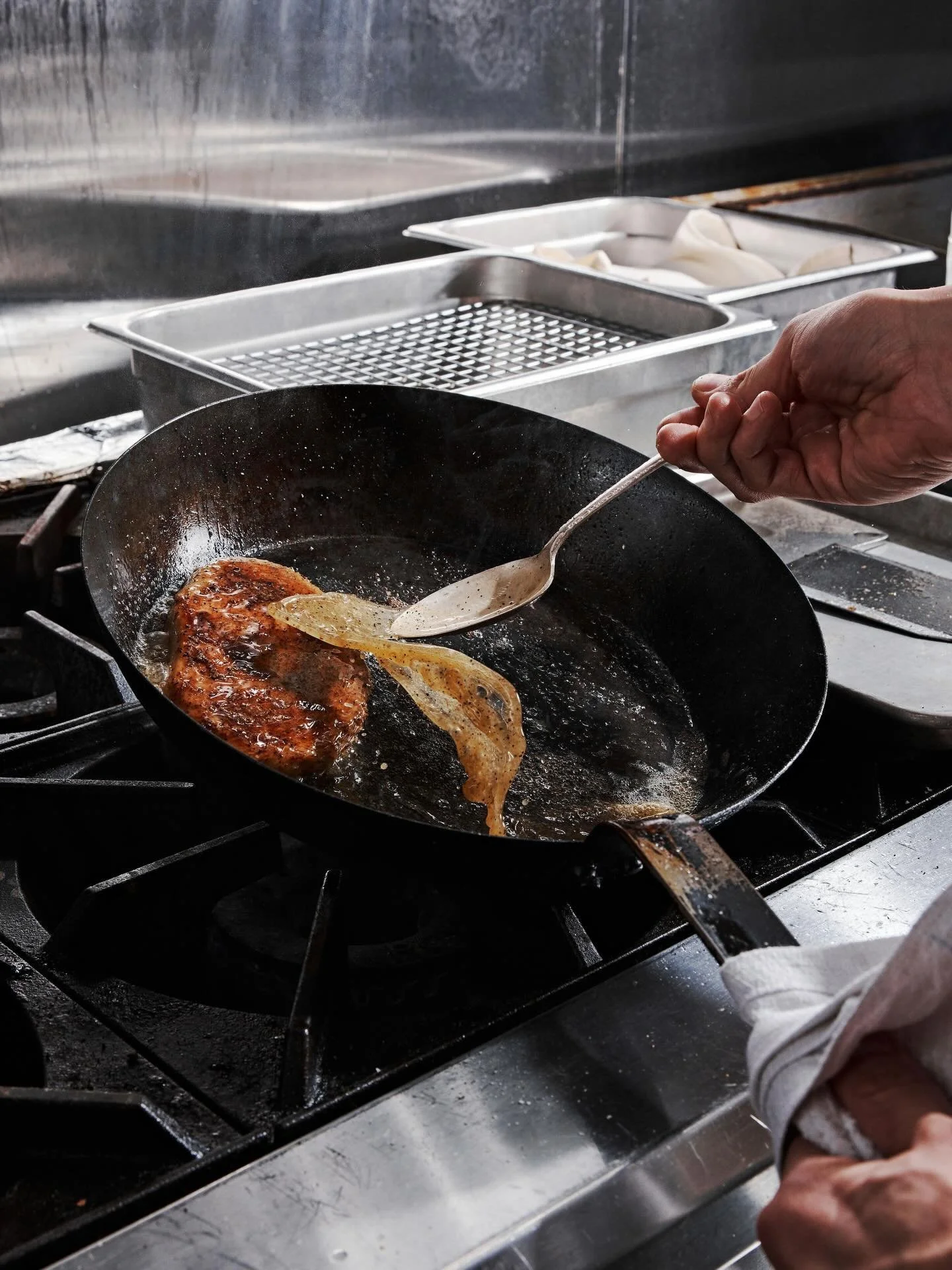 pov it&rsquo;s mid dinner rush and you&rsquo;re unbothered, carefully basting a mushroom steak&hellip; 😏

𝑩𝒊𝒔𝒕𝒆𝒄 𝒅𝒆 𝑷𝒂𝒍𝒐𝒎𝒊𝒍𝒍𝒂
@catawbamushroompartners lion&rsquo;s mane, yuca mash, caramelized onions, mojo

It&rsquo;s no secret we&r