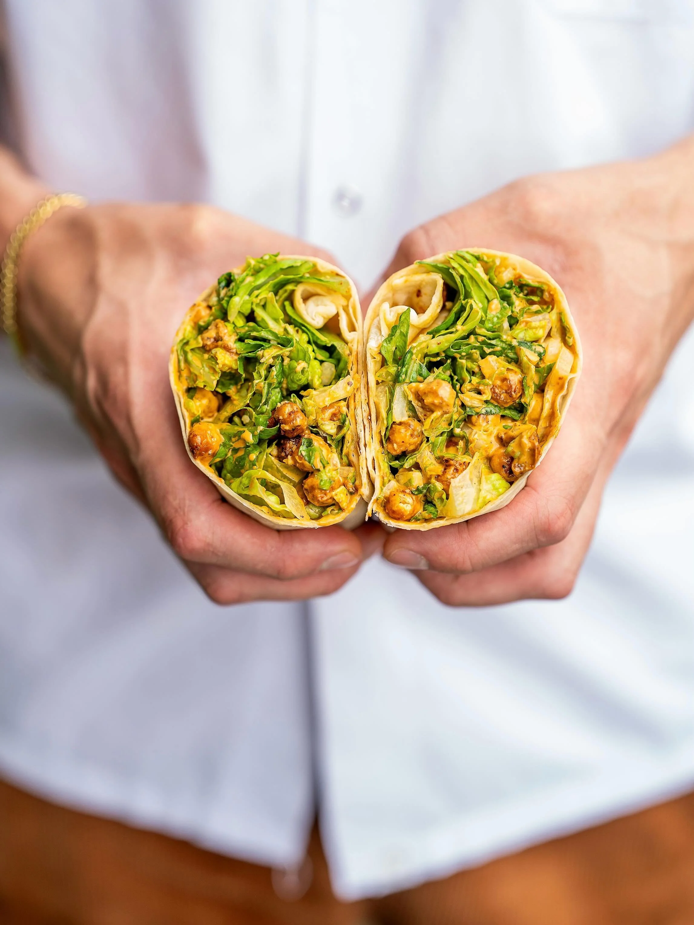 We&rsquo;re officially in our lunch era ✨
So we had to make it a little extra special and sneak in a few daytime-only menu moments&hellip; like this absolute banger, available as a salad or wrap 💥🌯

𝑬𝑵𝑺𝑨𝑳𝑨𝑫𝑨 𝑫𝑬 𝑻𝑰𝑱𝑼𝑨𝑵𝑨
romaine lett