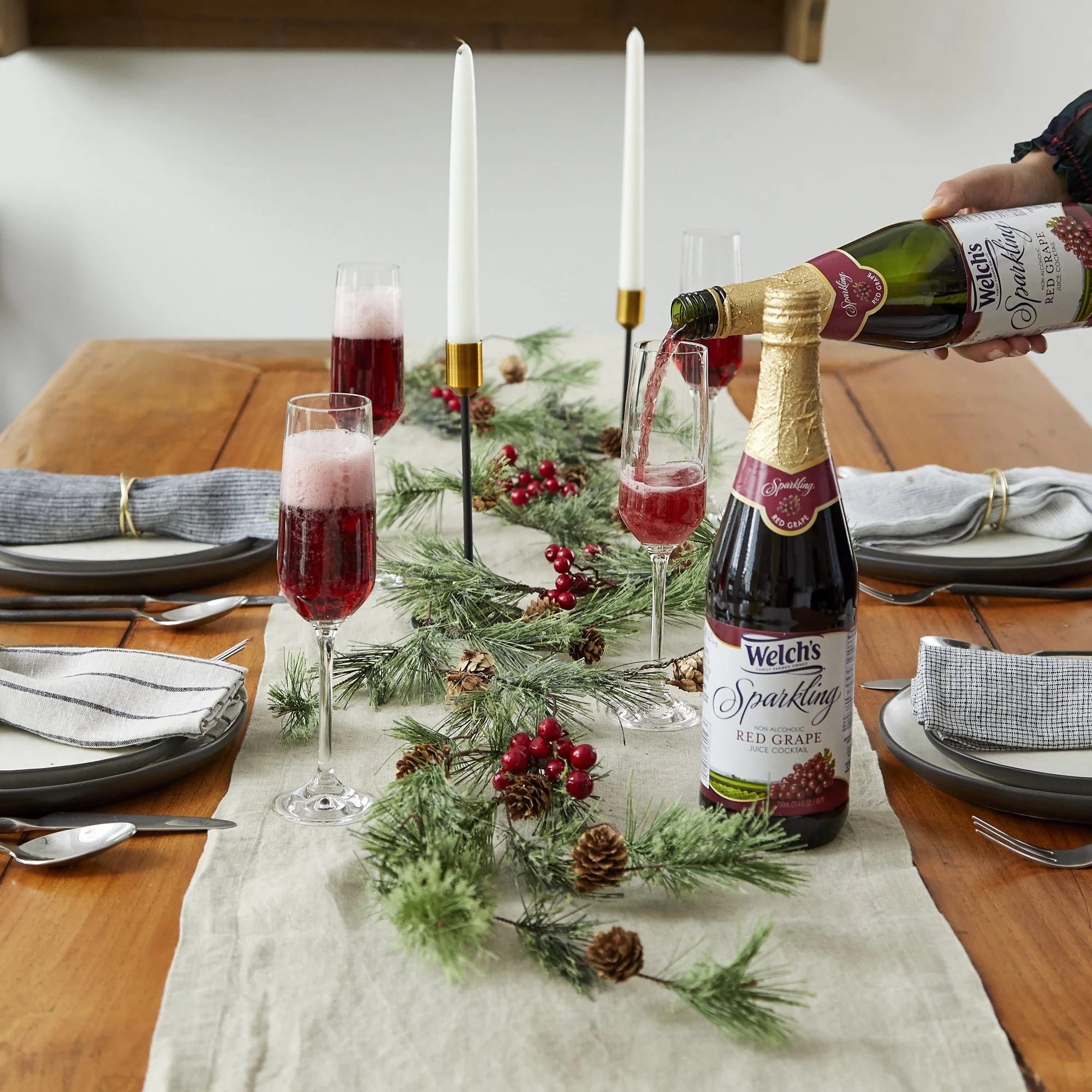 Welchs_Day_02_Shot_06_Christmas_Table_Sparkling_Red_0868.jpg