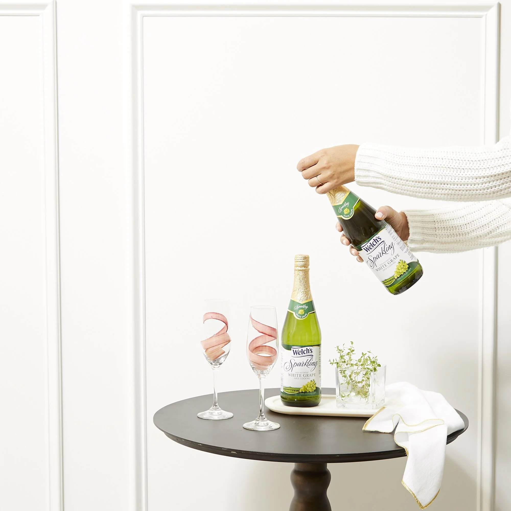 Location077_Welchs_Day_02_Shot_16_Holiday_Garnish_Sparkling_1117.jpg