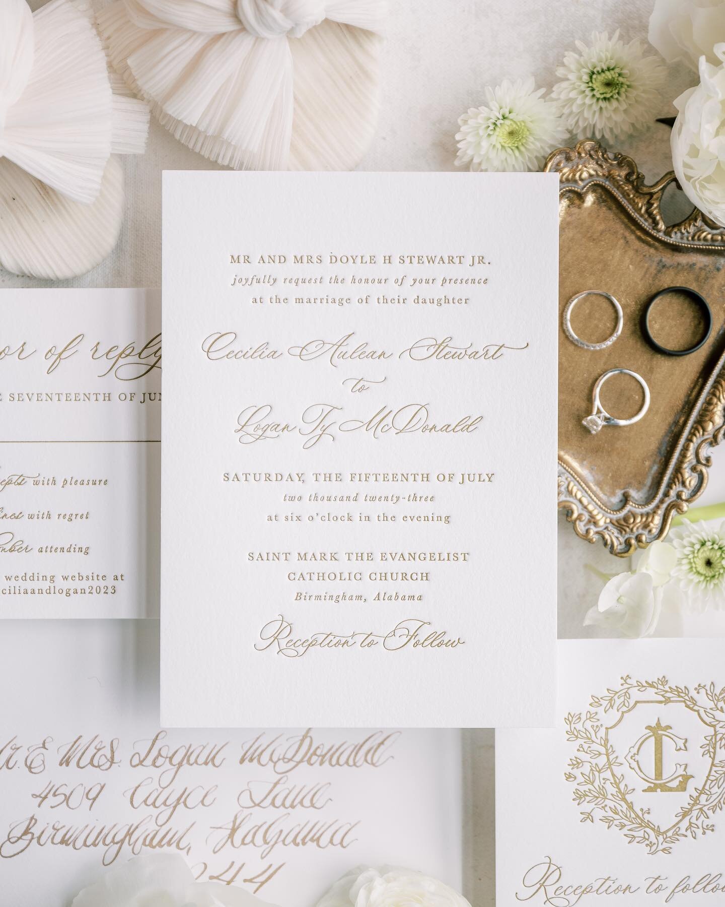 nothing better than a pretty invitation suite inviting all your favorite people to celebrate your wedding 💌