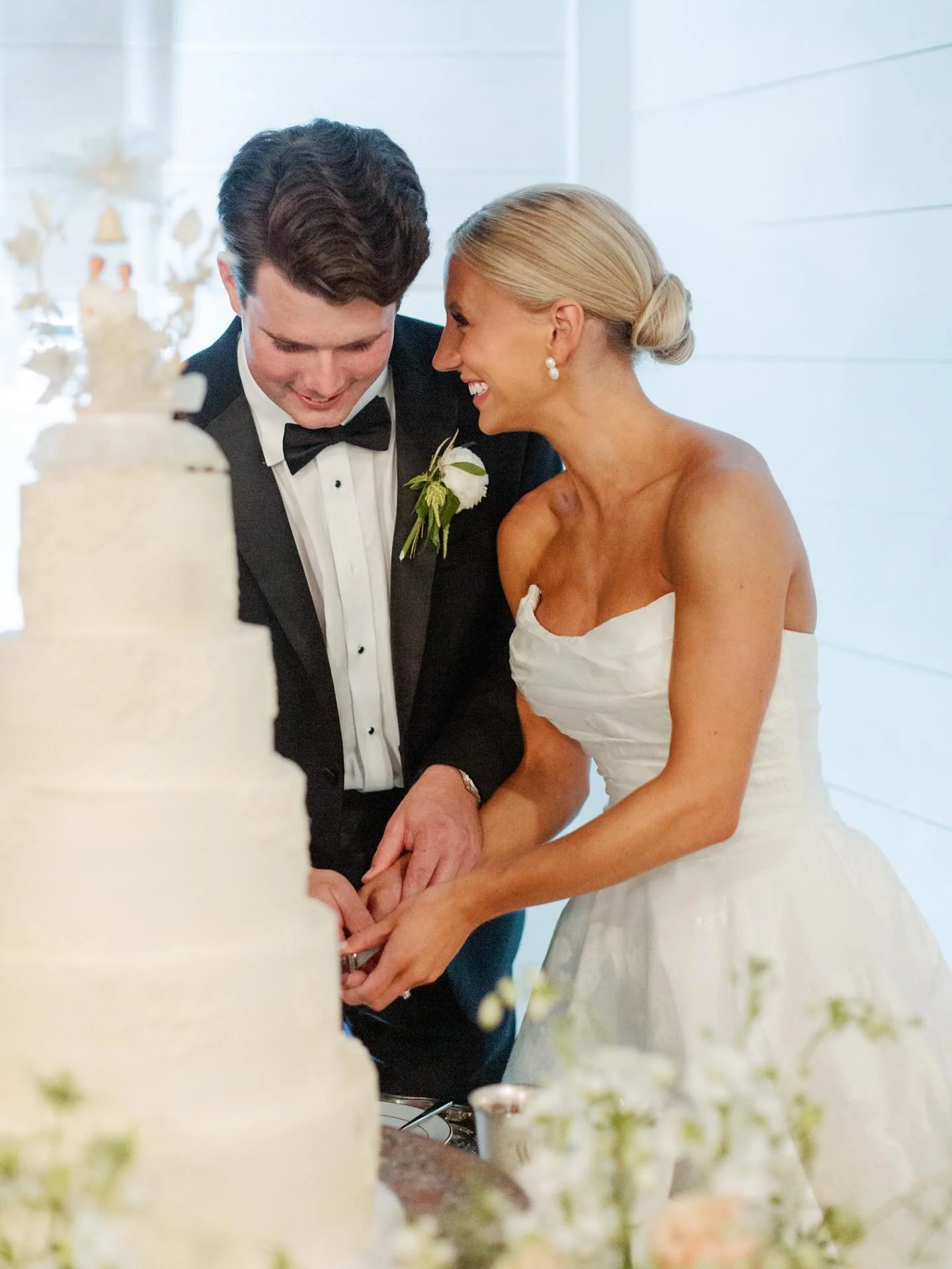 A wedding cake that represented a beautiful legacy of love 🤎🕊️ Sarah chose to incorporate her grandparents cake topper they used on their wedding cake when they got married over 50 years ago! So special to celebrate generations of love stories!

#l