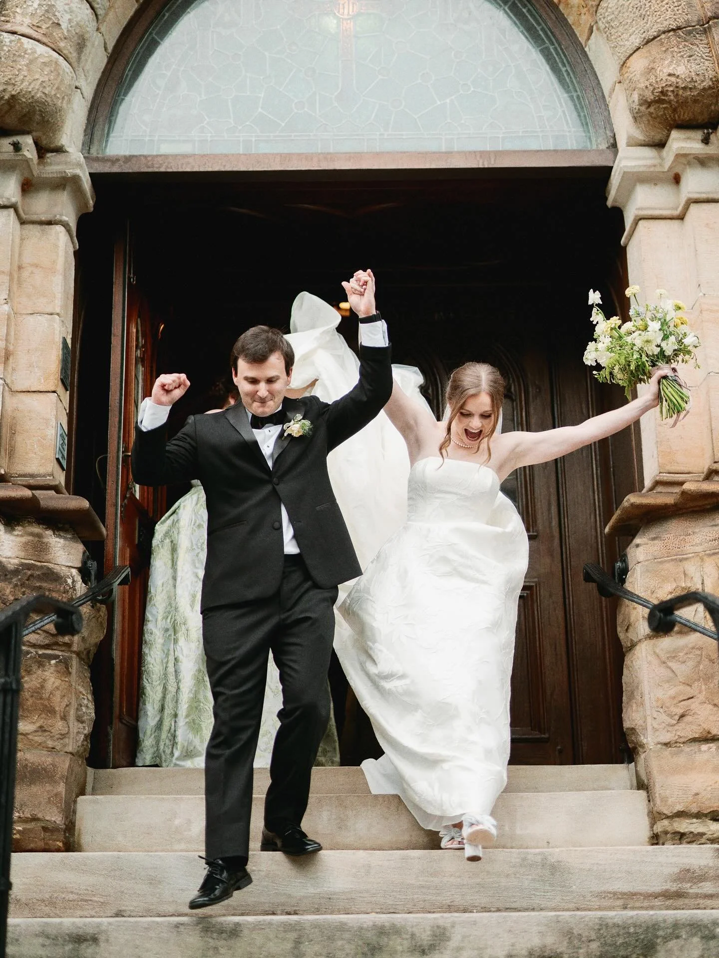 6.21.25 The Bates!!!🕊️🤎

it is our greatest honor to celebrate such precious love stories &amp; witness these unforgettable moments! 

#lauryneweddings #laurynebrides #alabamaweddings #alabamaweddingplanner #southernwedding #southernweddingplanner 